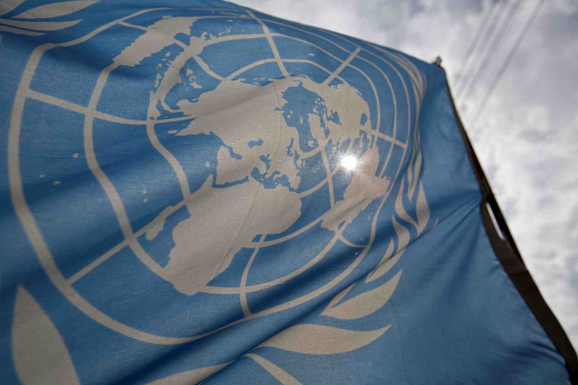 Photo d'archives d'un drapeau des nations unies est visible a pyla, pres de larnaca a chypre