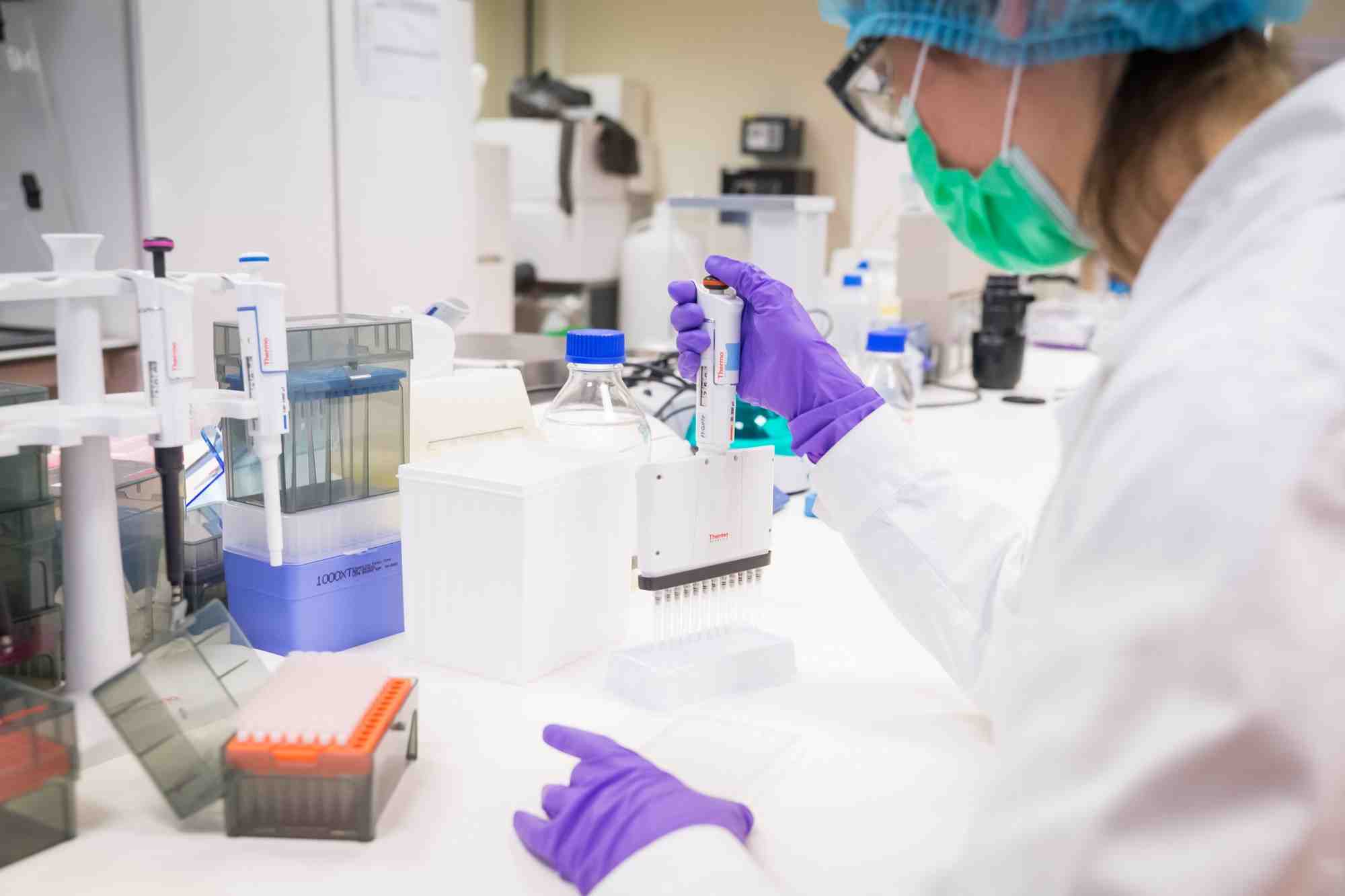 Fabentech vient de recevoir un financement de 7,7 millions d'euros pour la mise en place d'un consortium européen, baptisé e-Fabric, visant à développer et produire, d'ici quatre ans, un traitement antiviral innovant à large spectre pour lutter contre les maladies infectieuses émergentes.