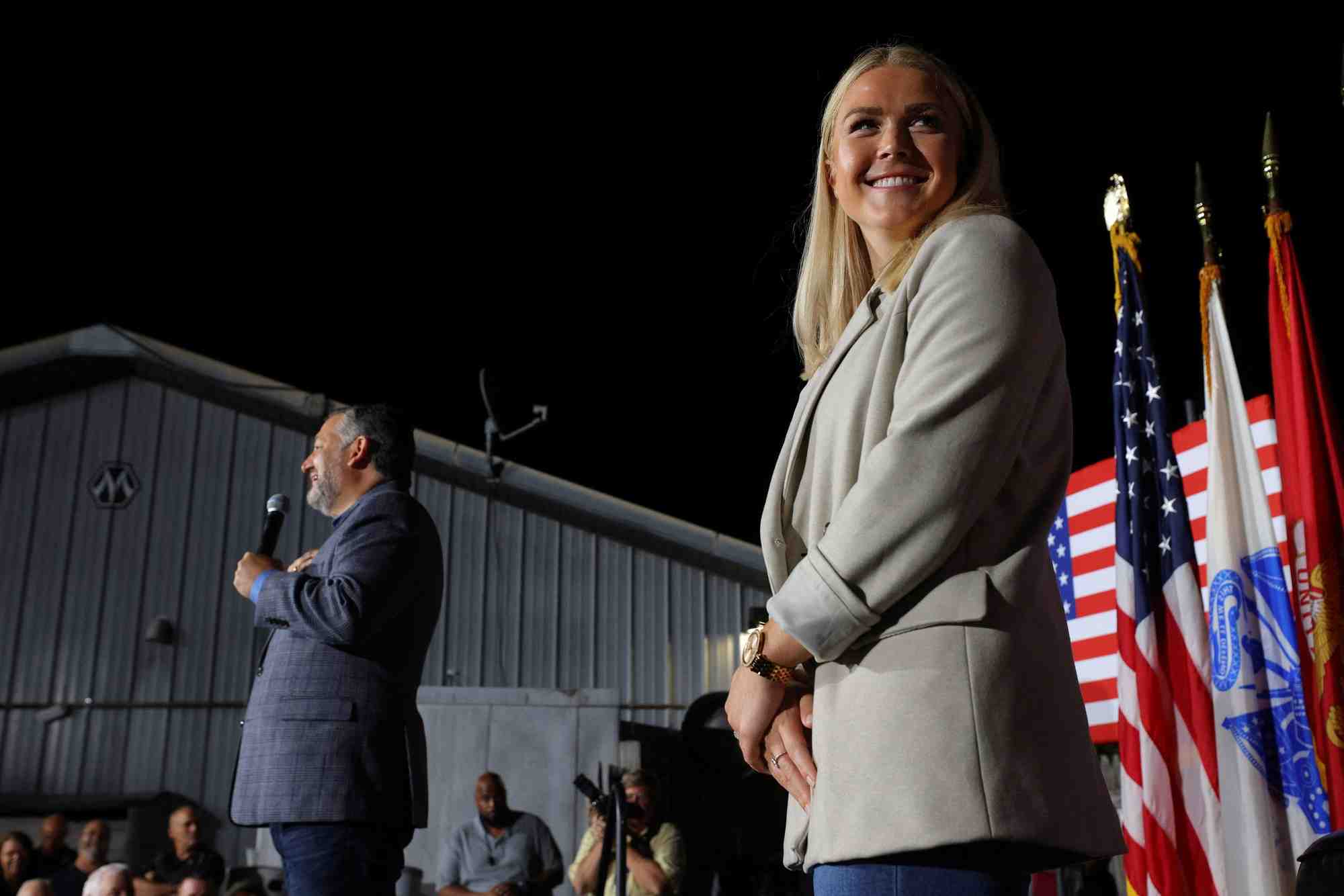 La candidate republicaine a la chambre des representants des etats-unis karoline leavitt fait campagne a londonderry