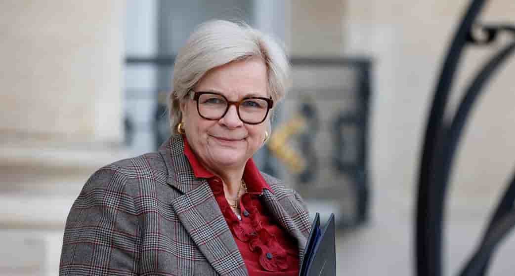 Catherine Vautrin, ministre du Travail, de la Santé, des Solidarités et des Familles de France, sur le perron de l’Élysée mercredi 19 février 2025 à la sortie du conseil des ministres.