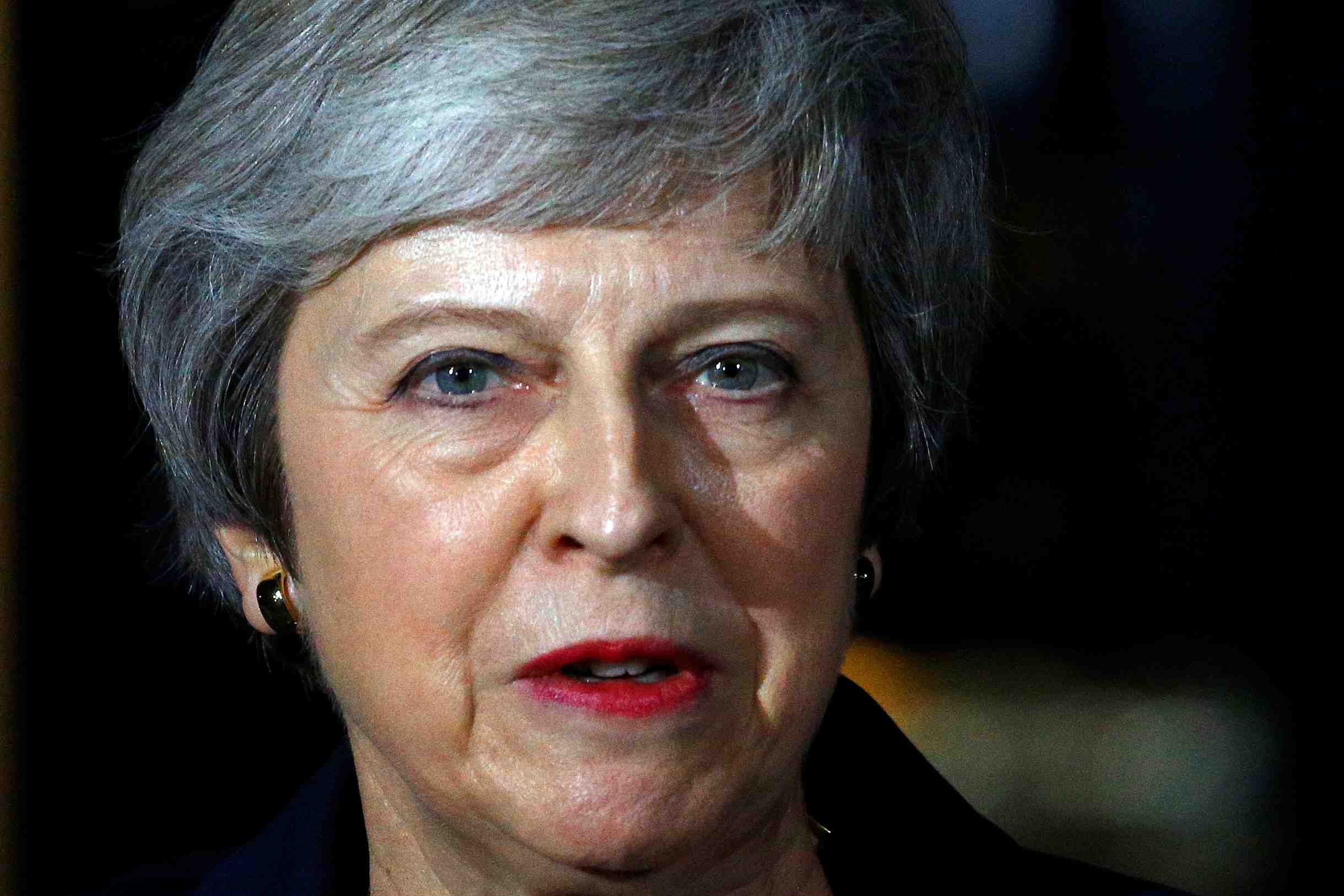 Brexit: may soutenue par son cabinet, barnier salue une etape decisive