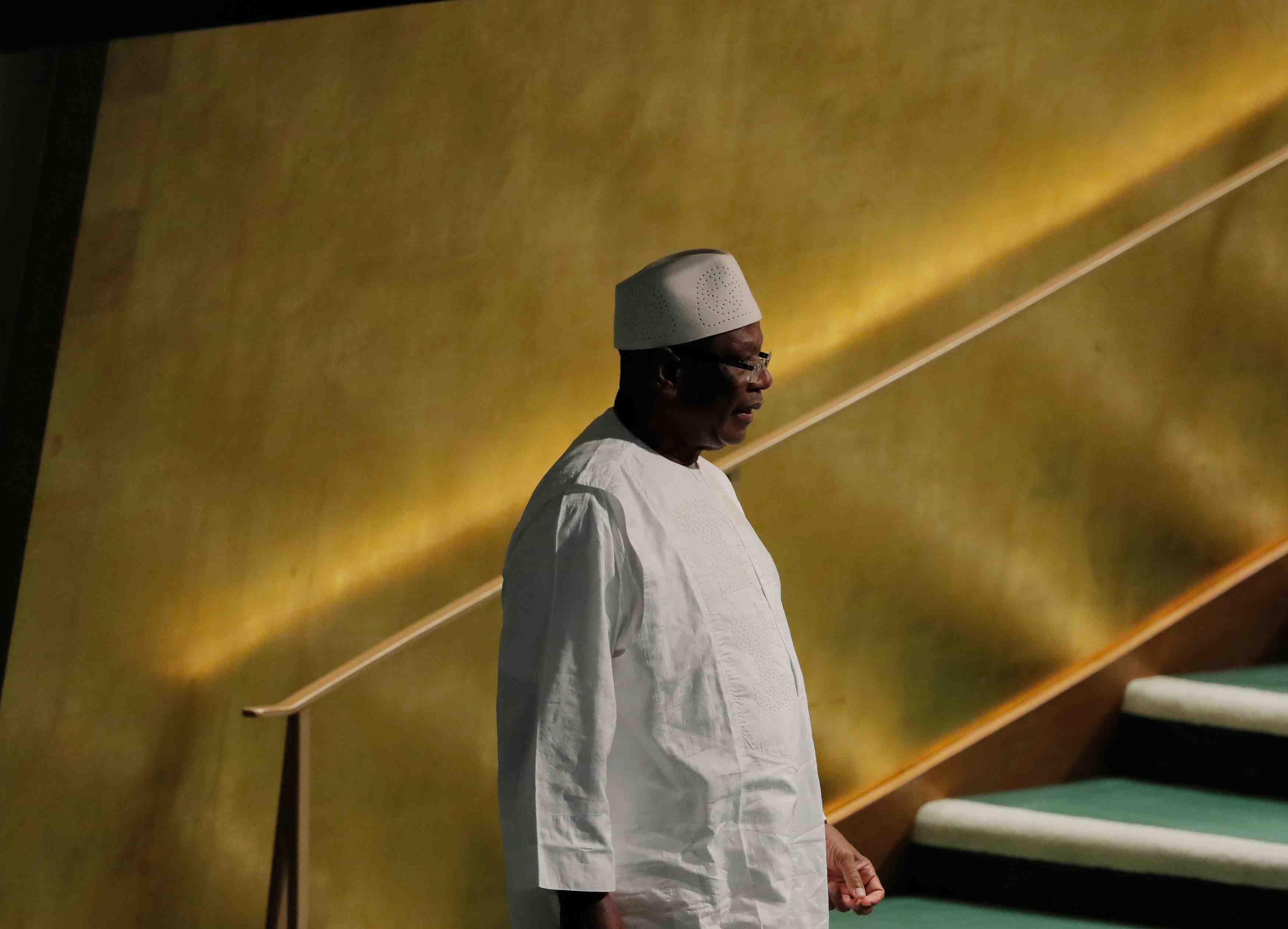 Le president malien visite le village dogon ou a eu lieu un massacre
