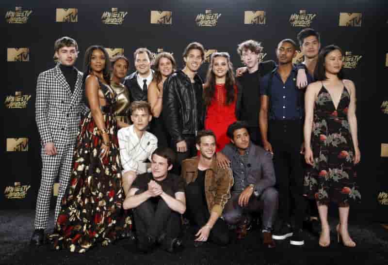 Netflix supprime la scene de suicide polemique de la serie "13 reasons why"