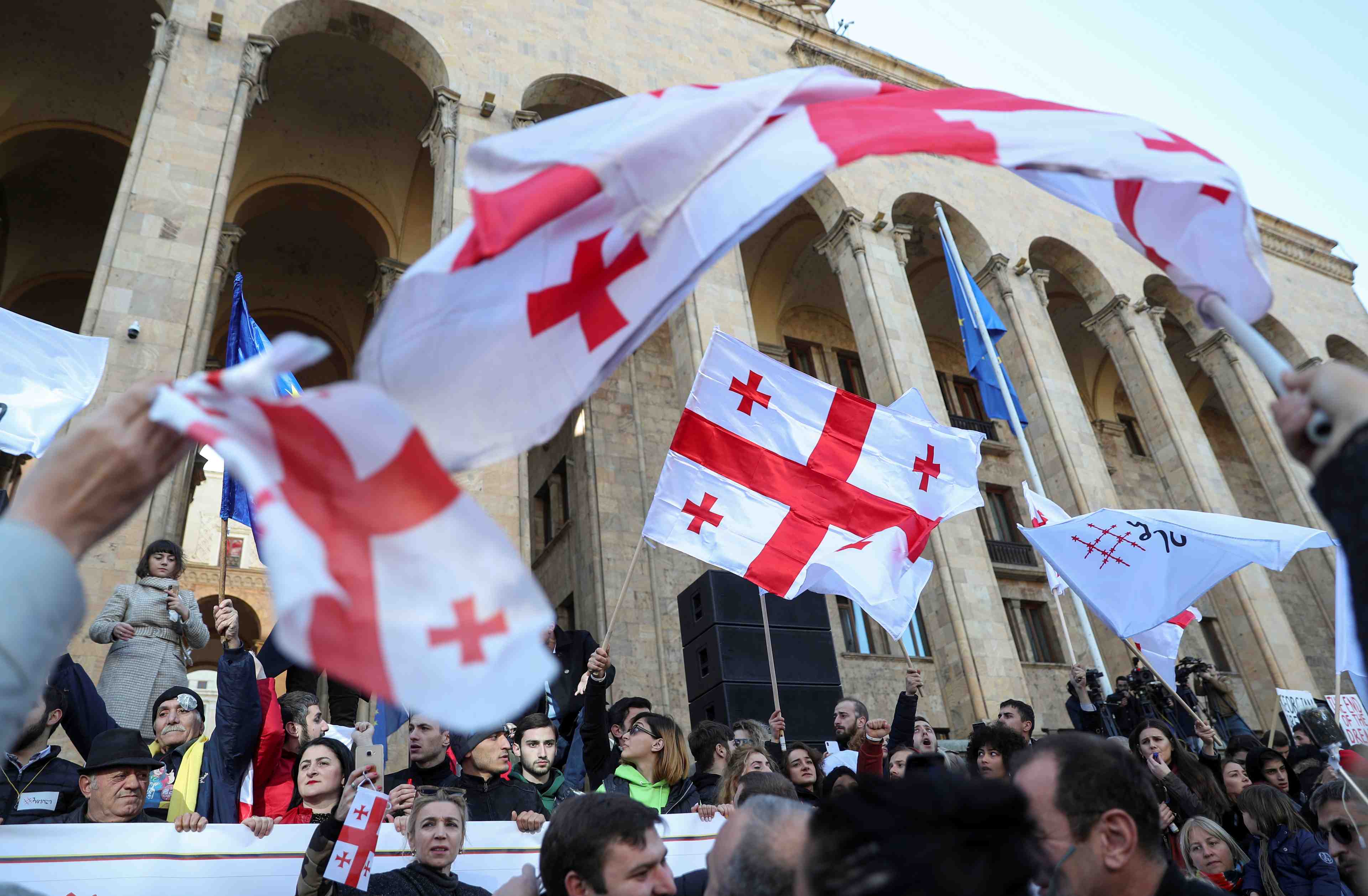 Des milliers de manifestants en georgie pour des elections anticipees