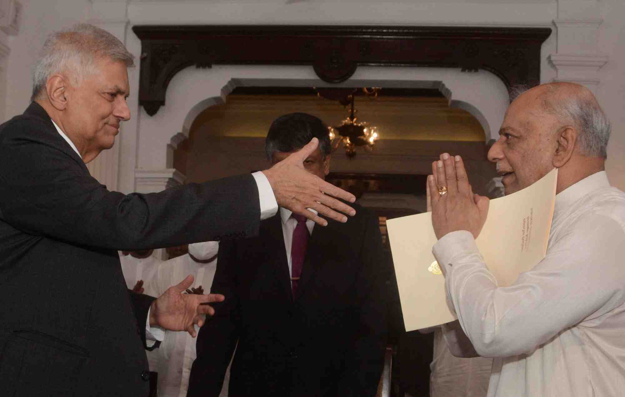 Sri lanka: le nouveau premier ministre prete serment dans un contexte de crise