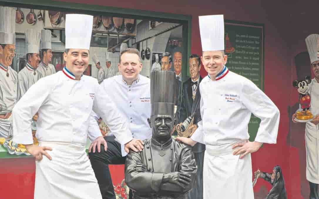 De gauche à droite, Olivier Couvin, chef de cuisine, Benoît Charvet, chef pâtissier, et Gilles Reinhardt, chef exécutif de l’Auberge du Pont de Collonges.