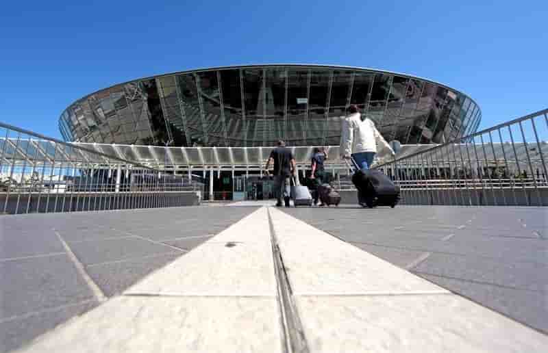 La privatisation des aeroports de nice et lyon officialisee