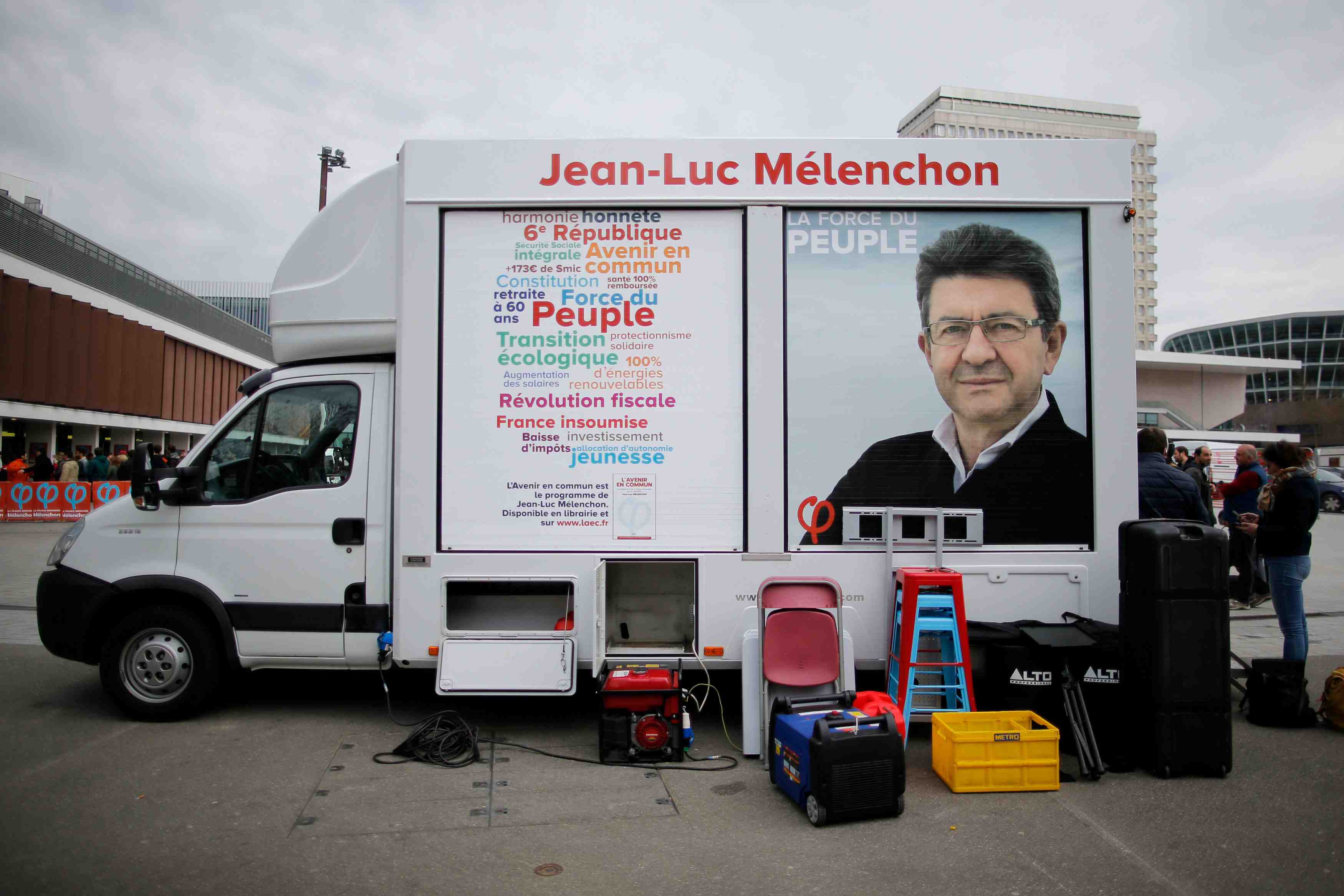 Melenchon se voit en "figure rassurante" pour les francais