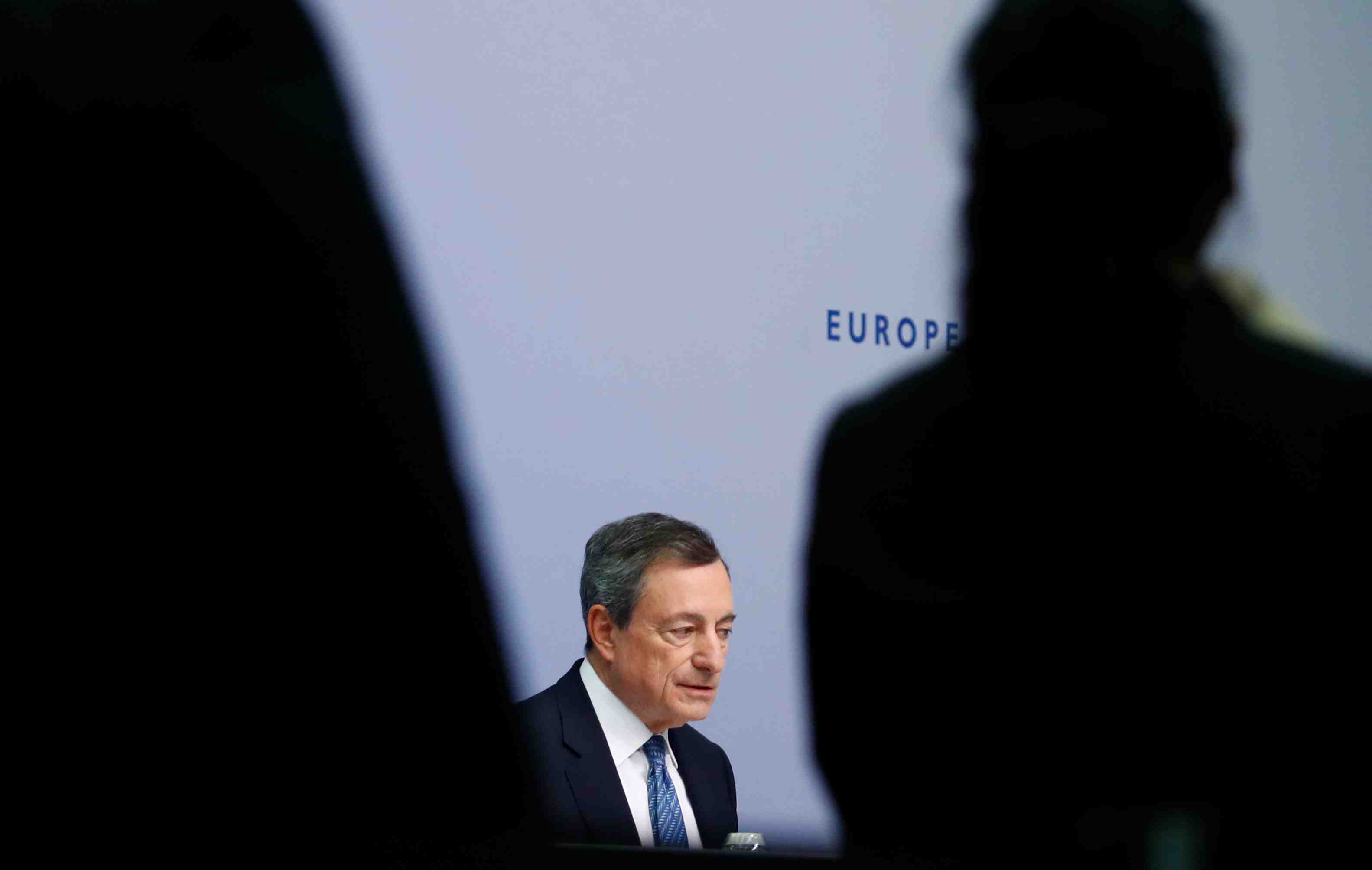 Draghi previent le conseil europeen que la croissance ralentit