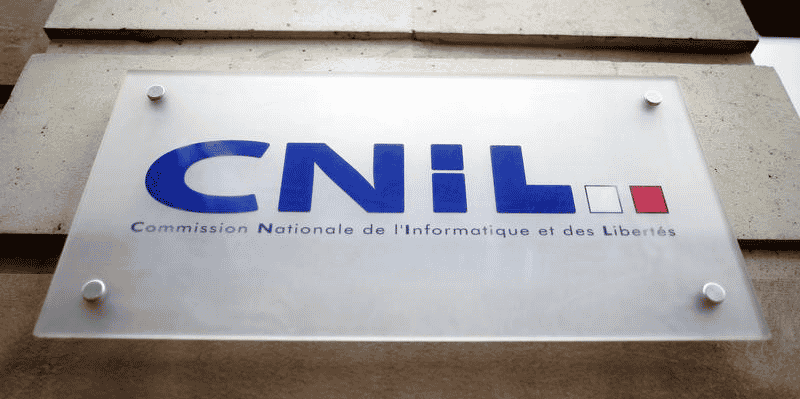 La commission regrette par ailleurs "vivement" d'avoir dû se prononcer dans des conditions d'urgence.