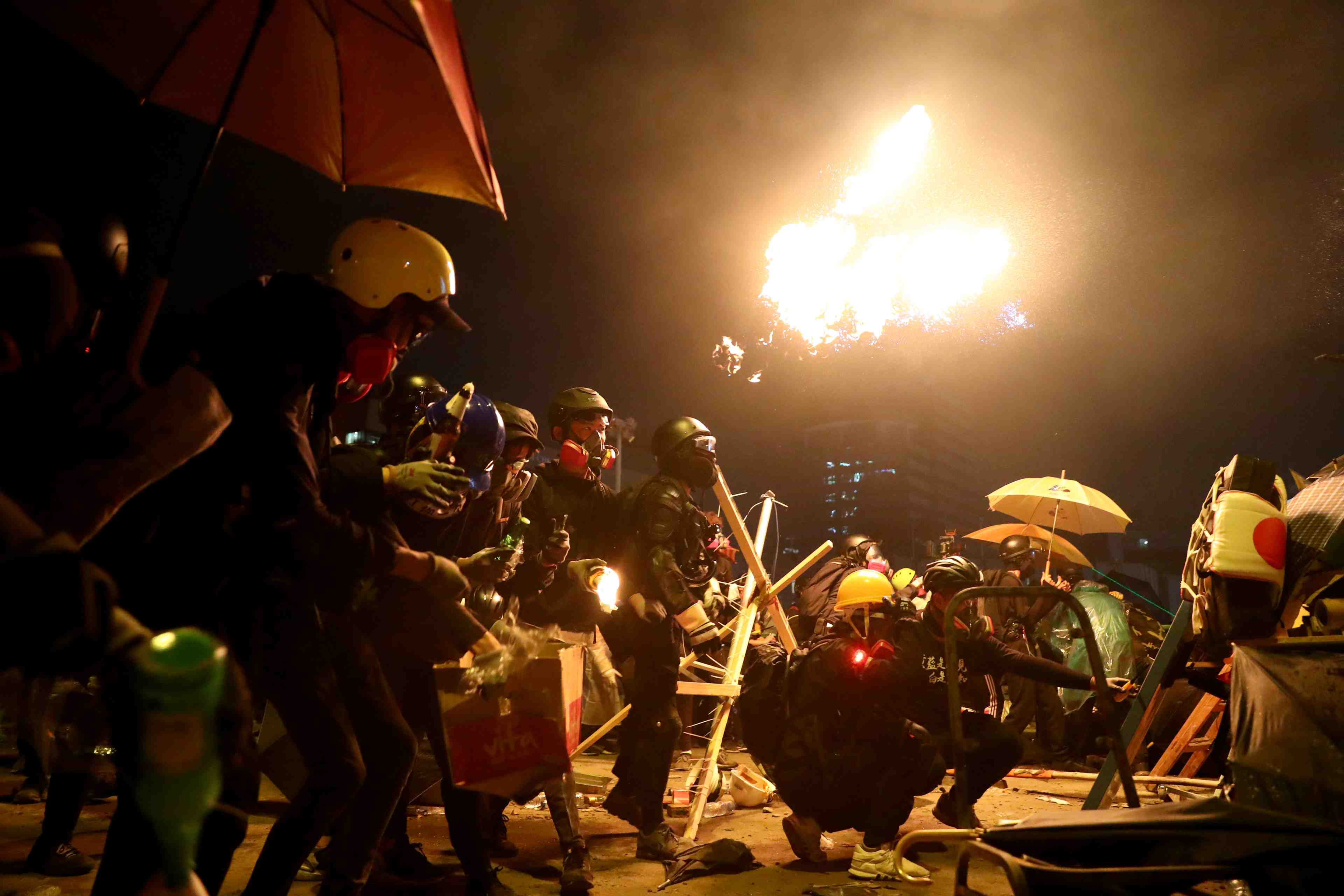 Hong kong: la police menace de tirer a balles reelles sur les "emeutiers"