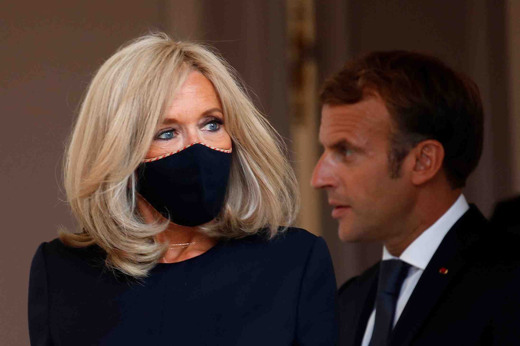 Emmanuel et brigitte macron "touches" par le deces de bernard tapie