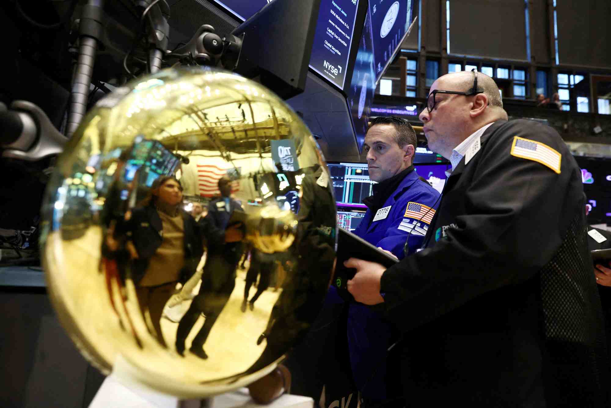 Photo d'archives des traders qui travaillent sur le parquet de la bourse de new york (nyse)