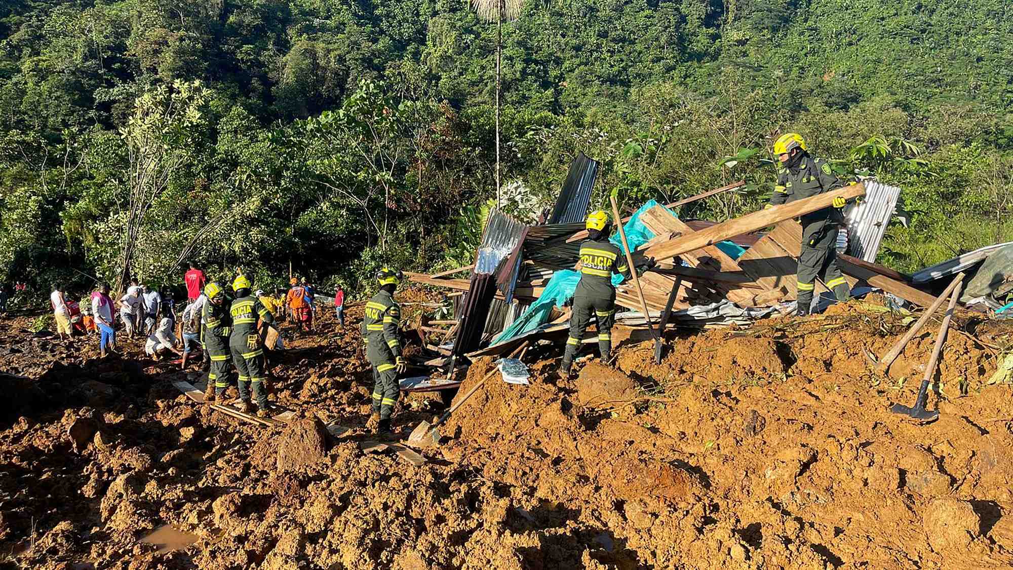 Glissement de terrain cause par de fortes pluies en colombie