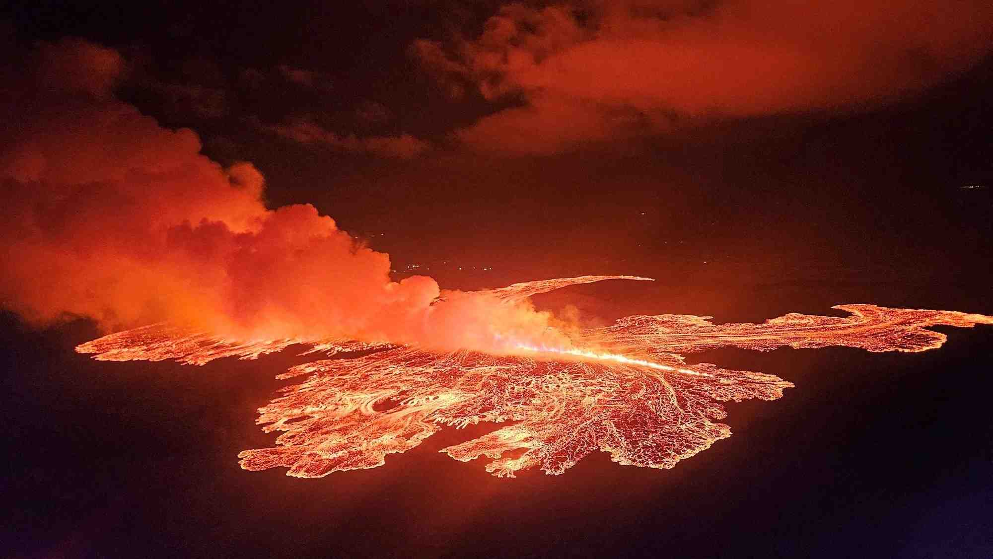 De la lave jaillitet apres l'eruption d'un volcan dans la peninsule de reykjanes, en islande