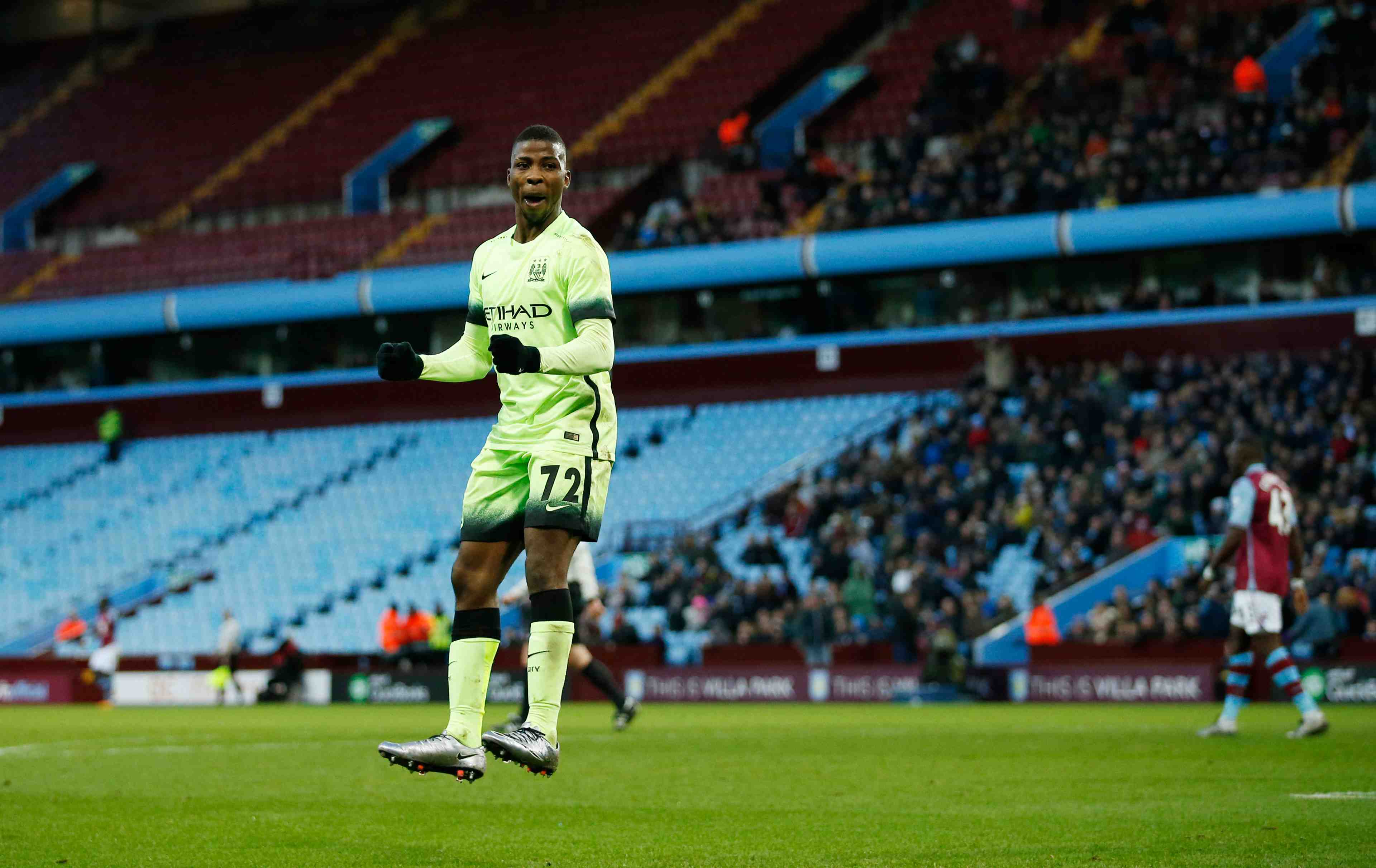Manchester city en demonstration, arsenal assure l'essentiel