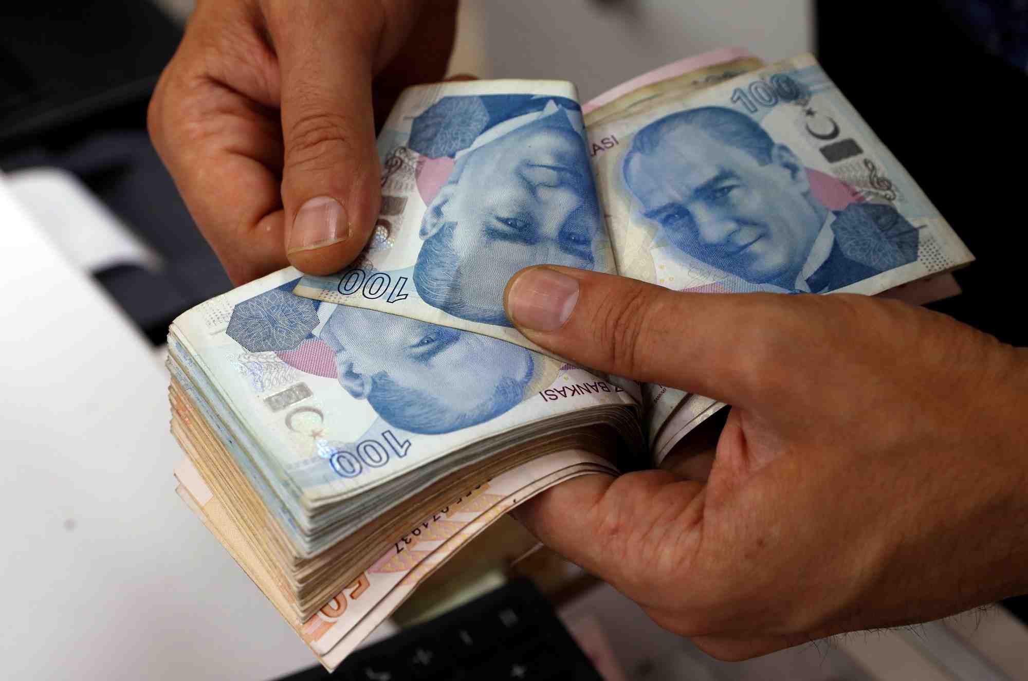 La livre turque touche un nouveau plus bas contre le dollar