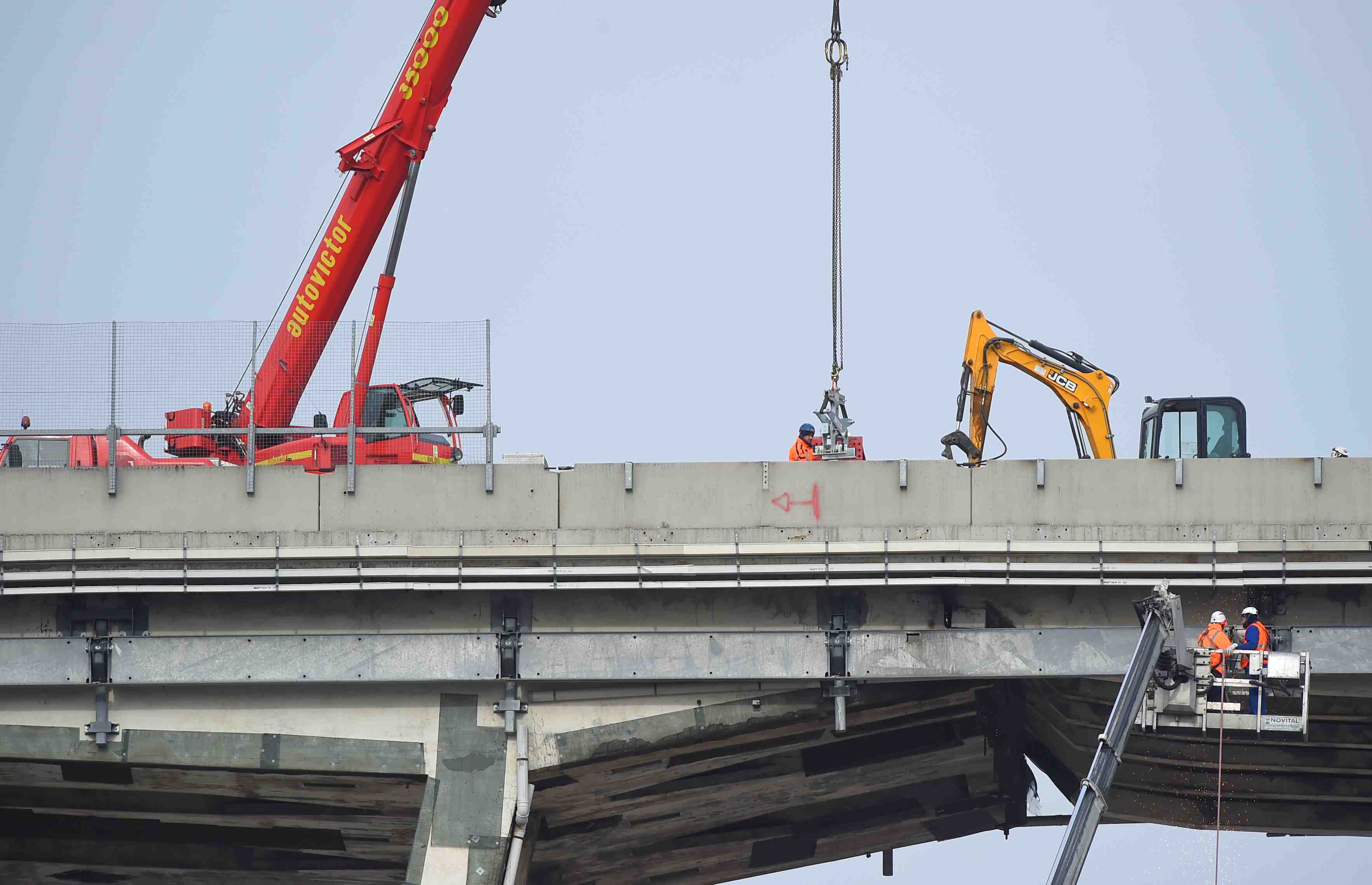 Debut des travaux de demolition du pont morandi de genes