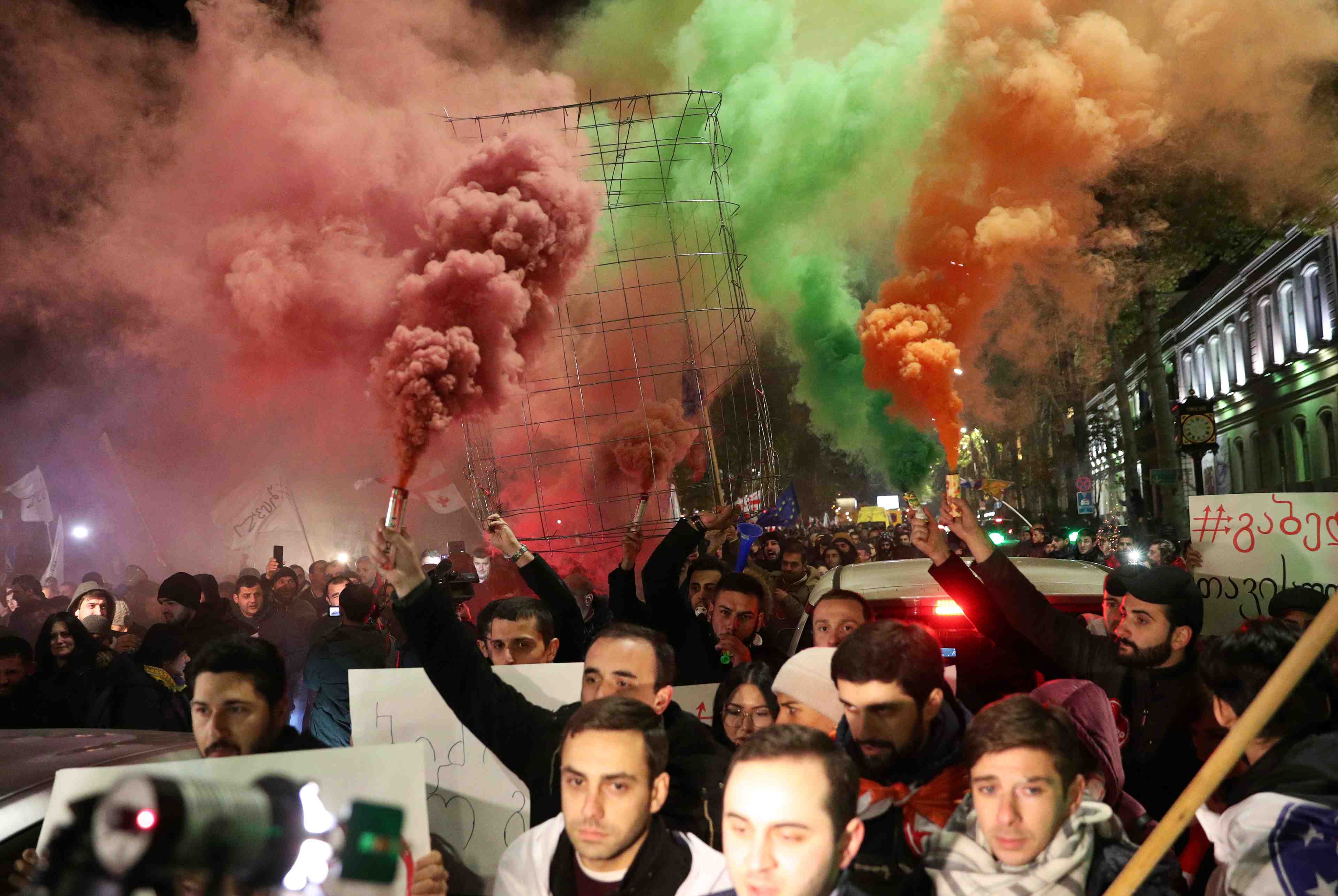 Georgie: la police arrete des manifestants reclamant une reforme electorale