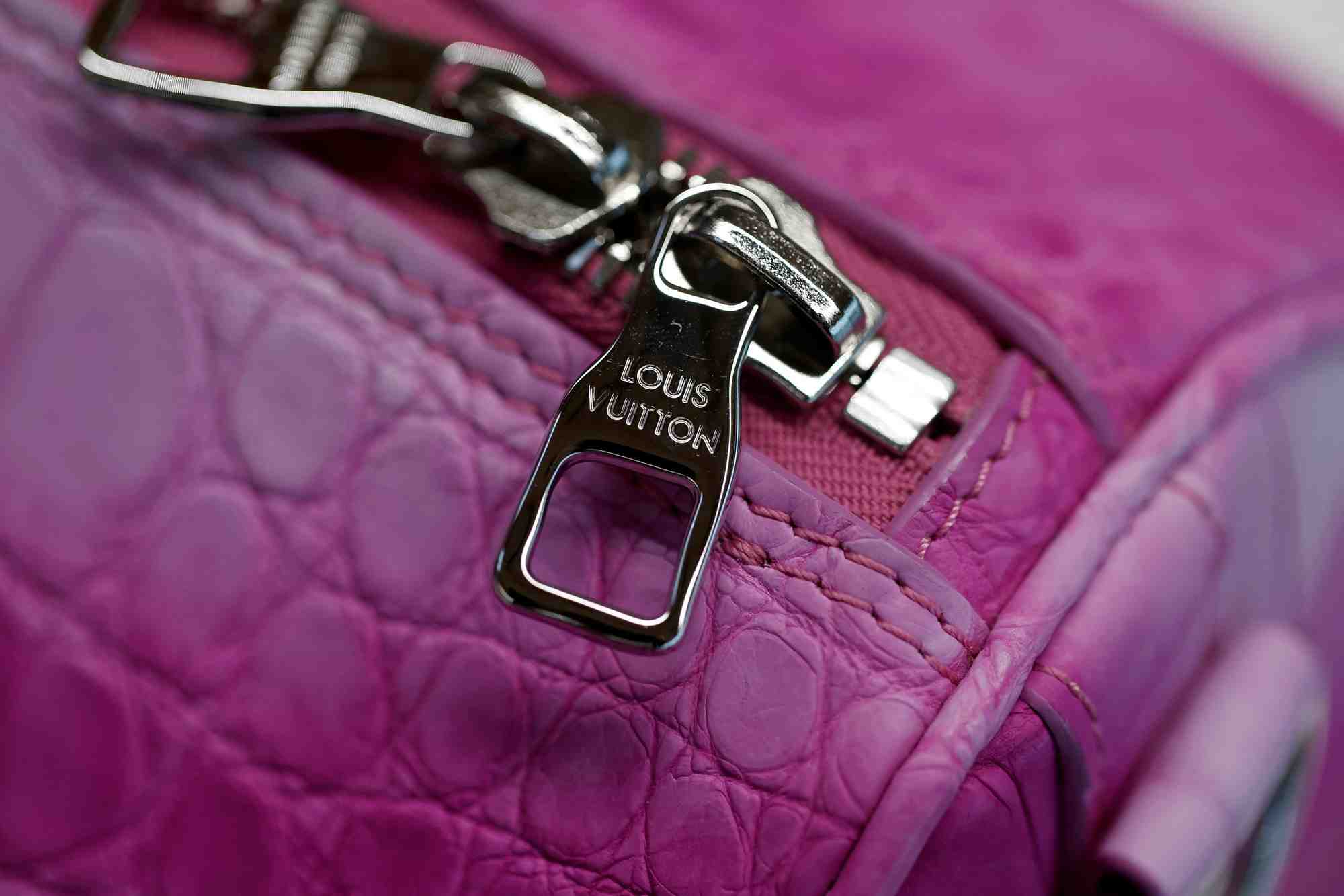 Photo d'archives d'un sac a main fabrique a l'atelier louis vuitton