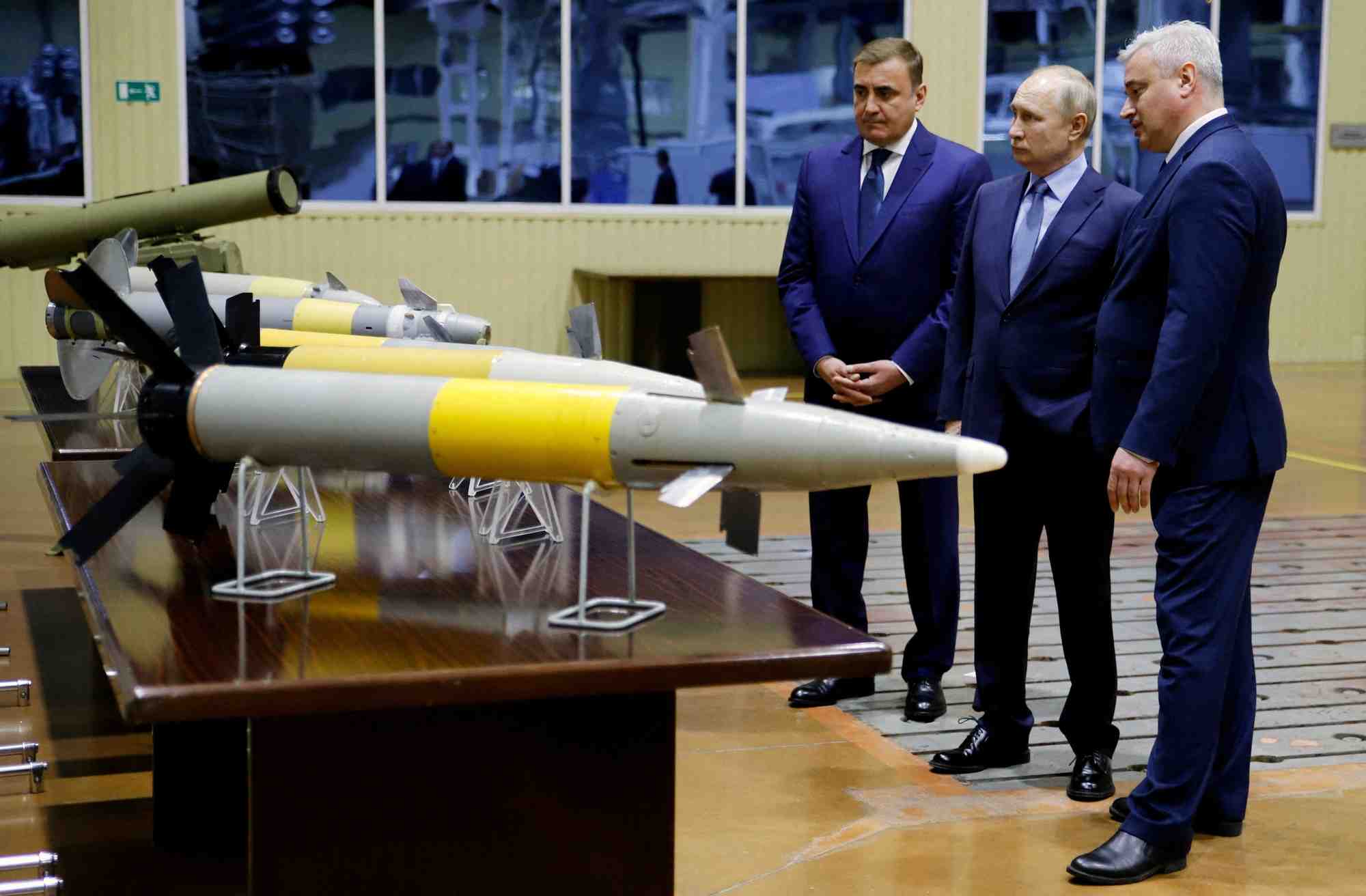 Vladimir poutine en visite dans une usine de construction en russie