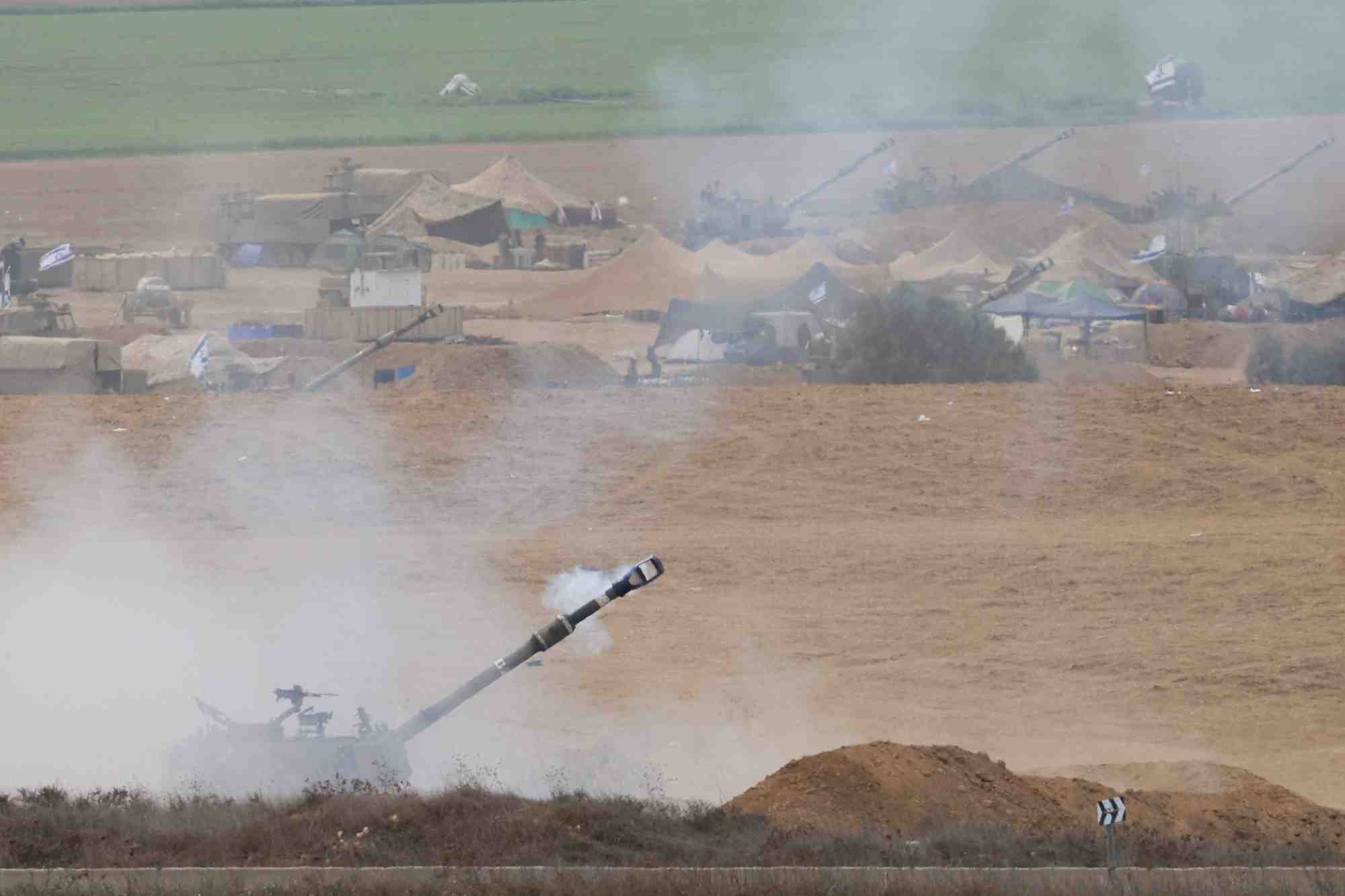 Une unite d'artillerie israelienne tire sur gaza depuis le cote israelien de la frontiere entre israel et la bande de gaza