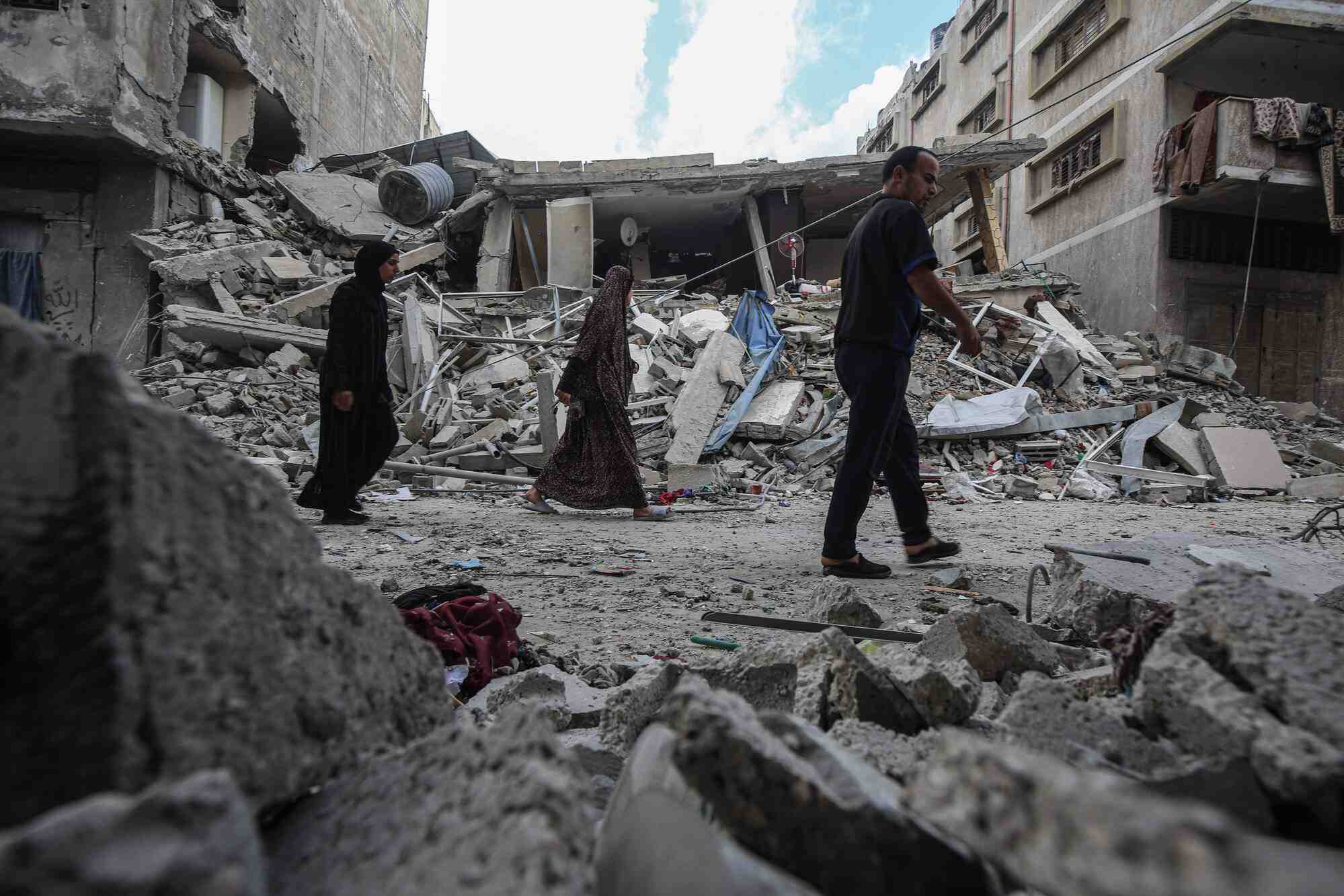 De nouvelles frappes sur le territoire palestinien ont fait au moins 17 morts dans la matinée de samedi, selon les secours.
