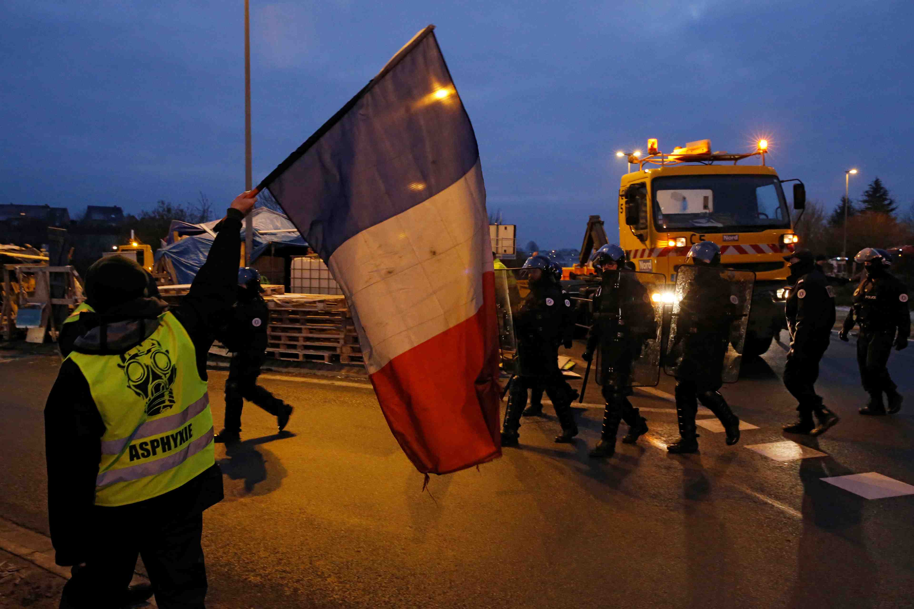 Macron appelle les "gilets jaunes" au retour au calme