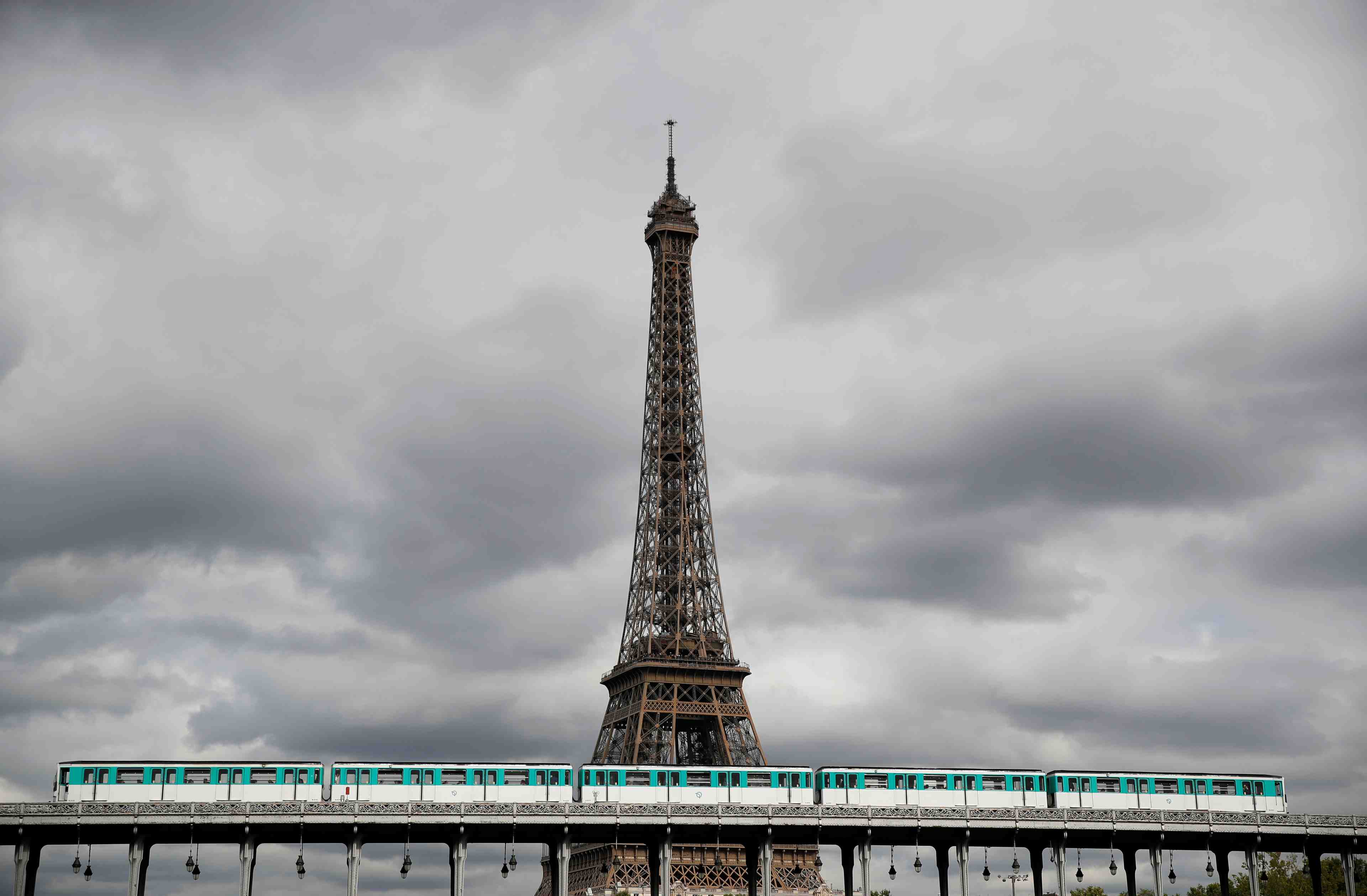 France: la croissance du pib attendue a 0,3% au premier trimestre, selon la banque de france