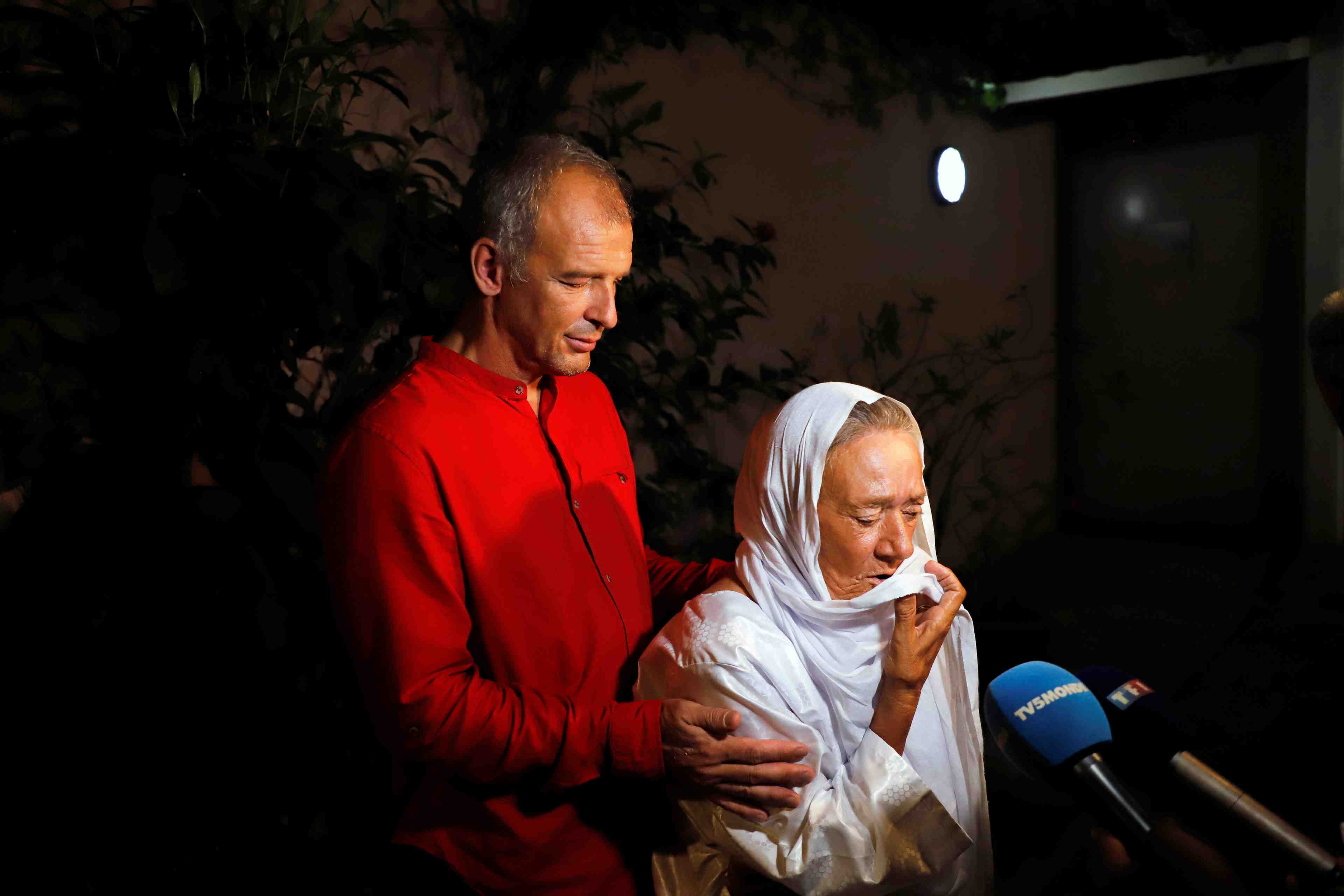 Sophie petronin, libre apres sa longue captivite au sahel, attendue en france
