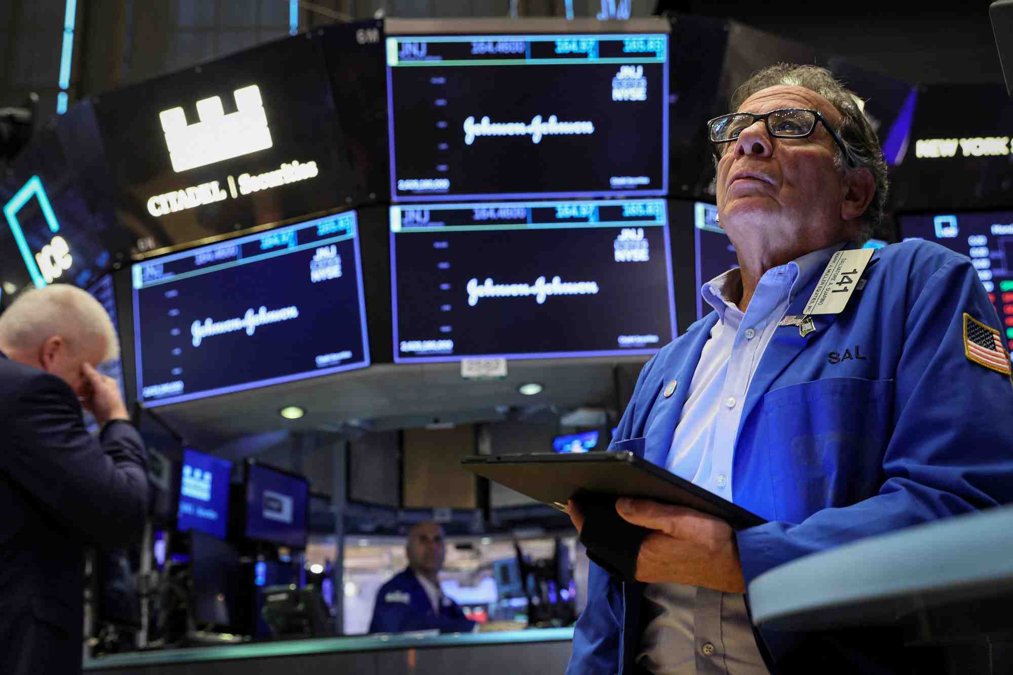 Les traders travaillent a la bourse de new york