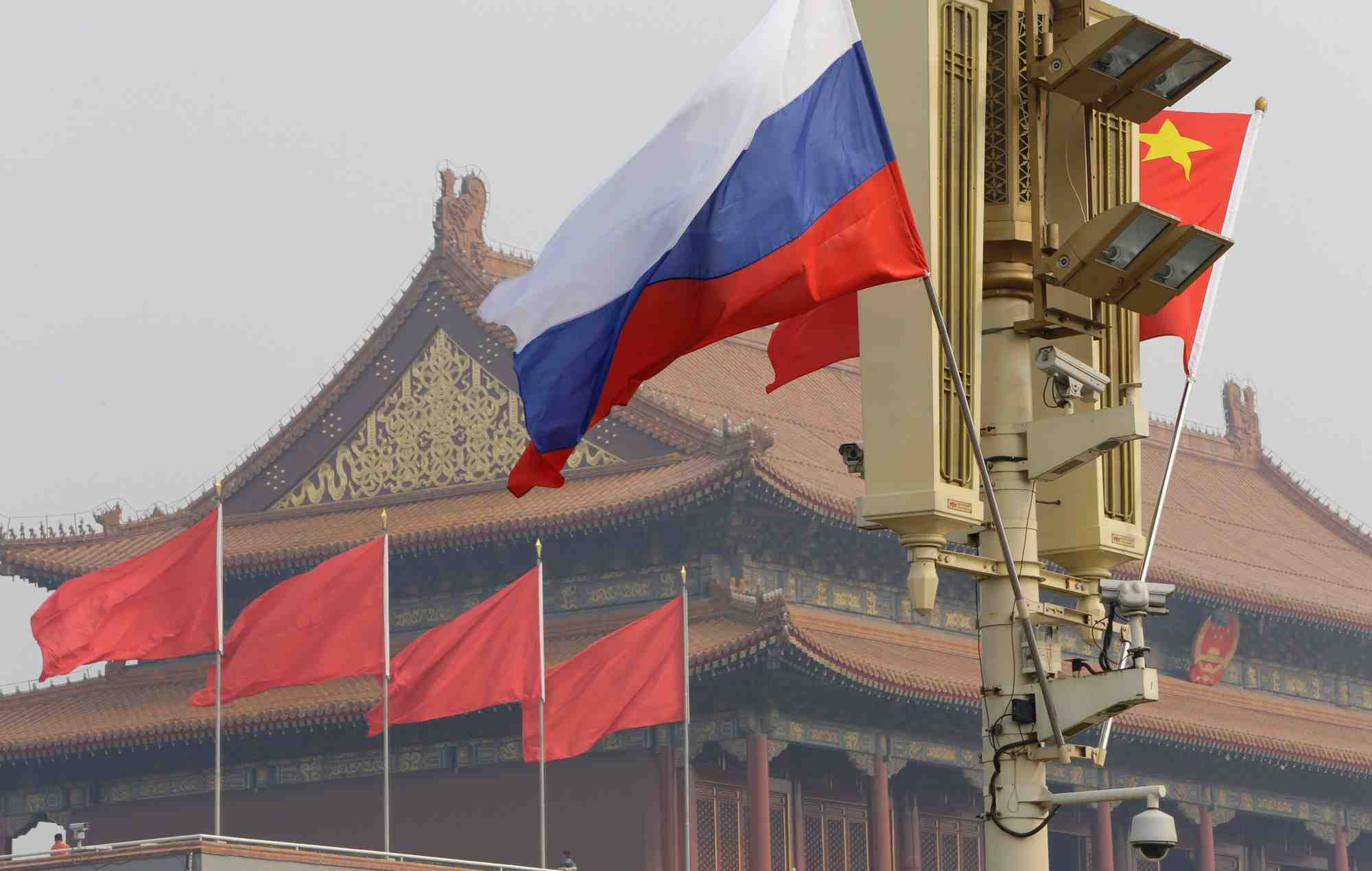 Les drapeaux nationaux russe et chinois, a pekin