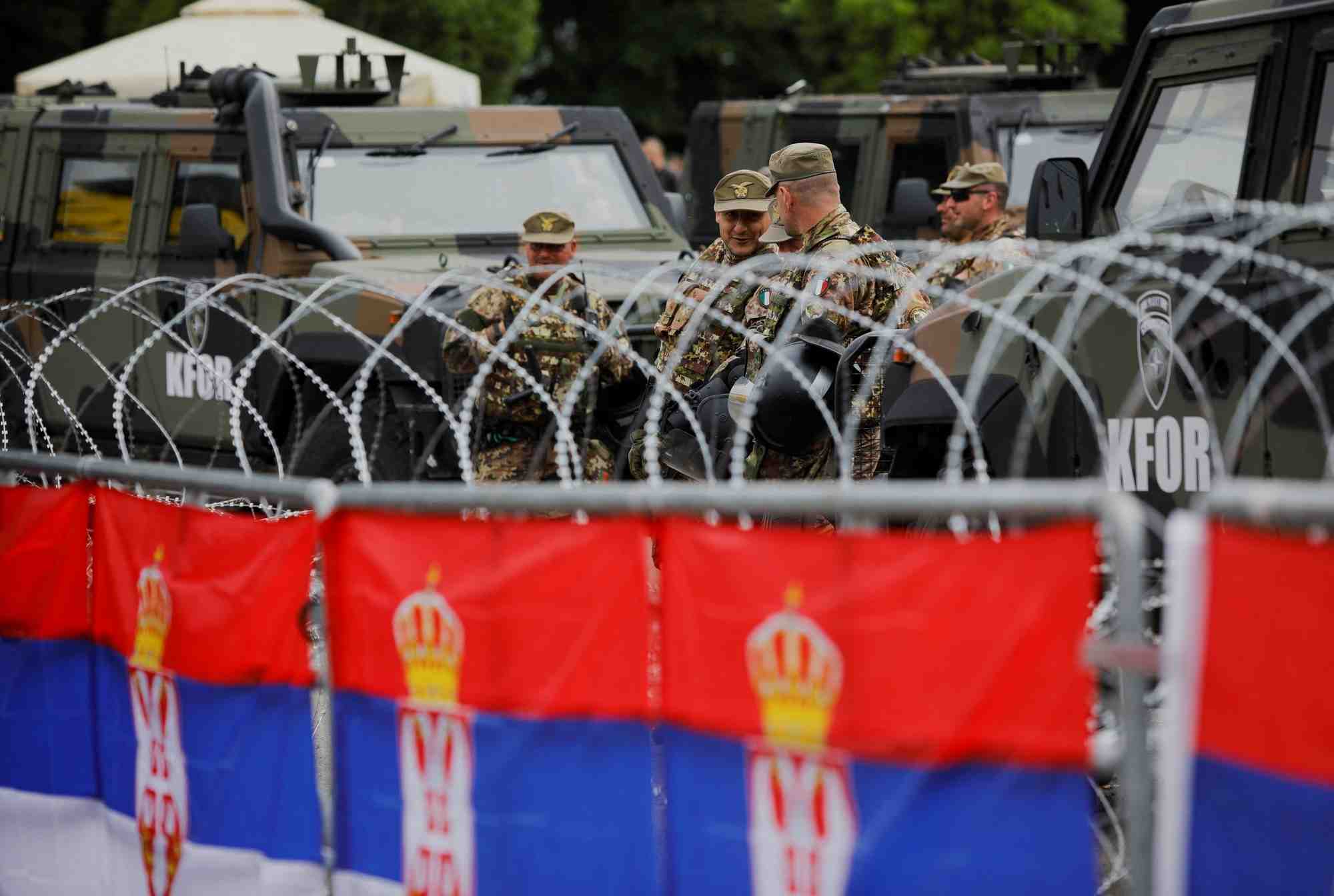 Photo de membres de la force pour le kosovo (kfor)