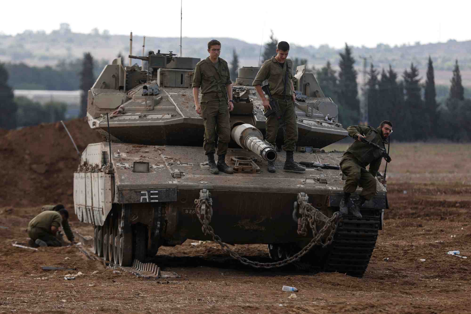 Des soldats israeliens sur un char pres de la frontiere entre israel et gaza