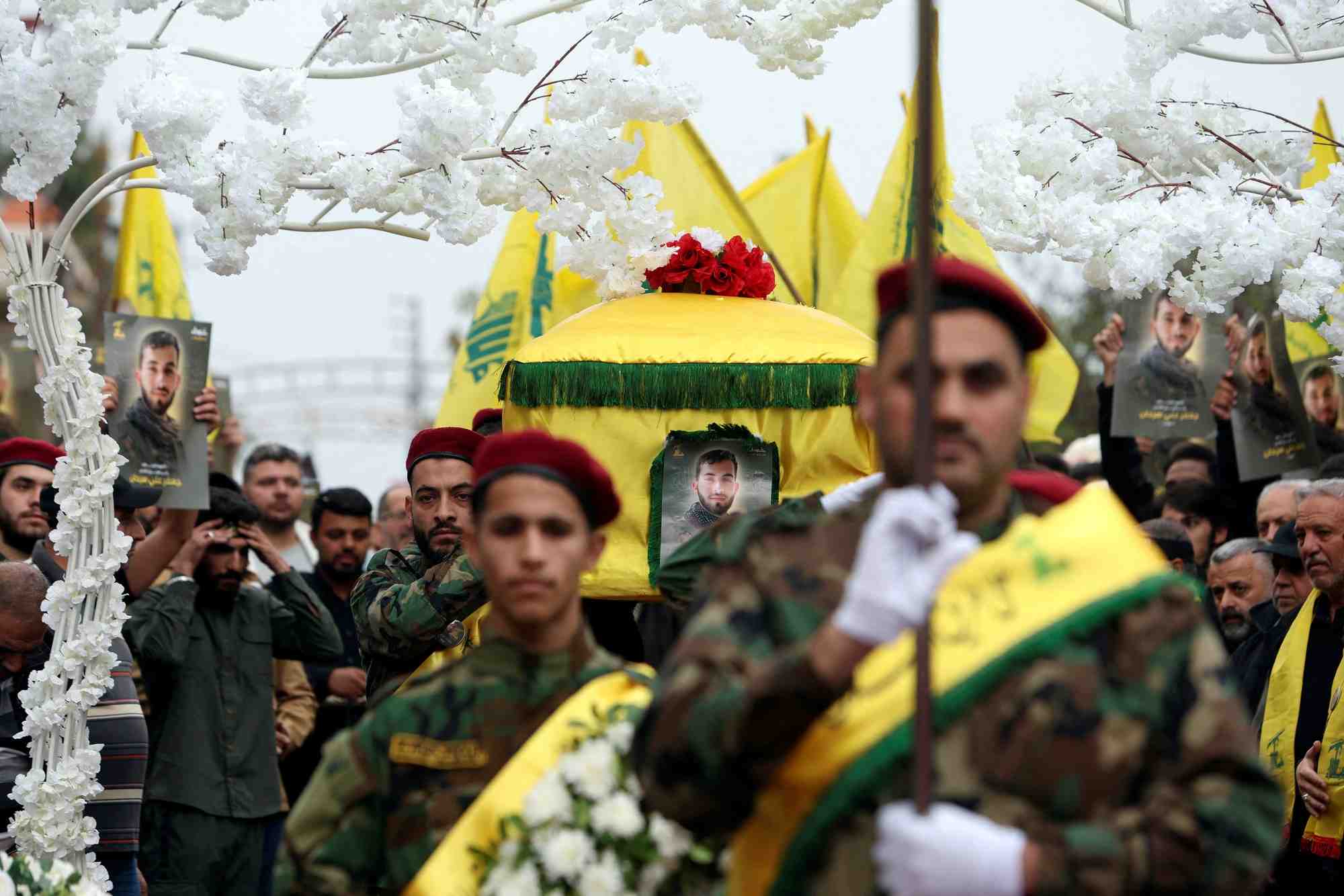 Des membres du hezbollah lors des funerailles d'un compatriote a mashghara, au liban