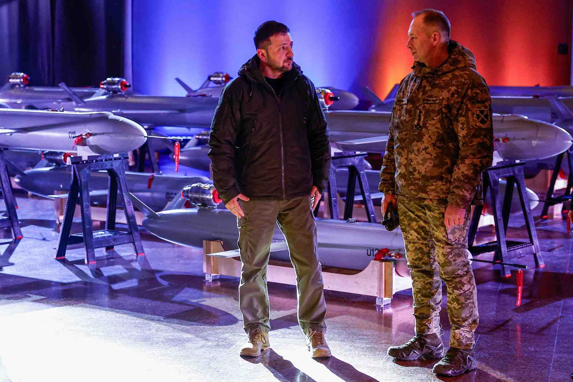 Le president ukrainien zelensky et le commandant en chef des fau syrskyi visitent une exposition de nouveaux drones-missiles ukrainiens peklo a kyiv