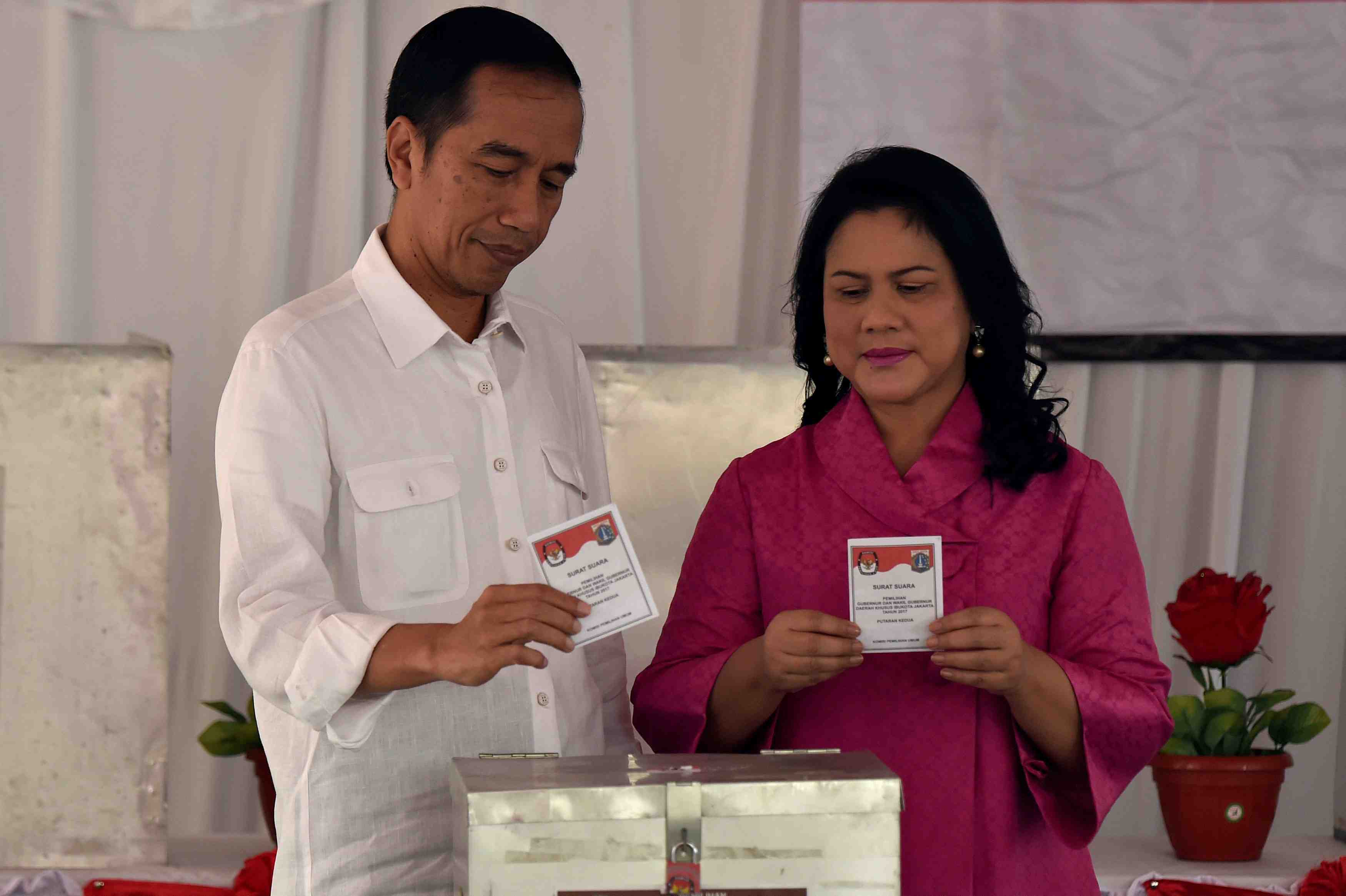 Le gouverneur chretien de djakarta devance par son adversaire musulman