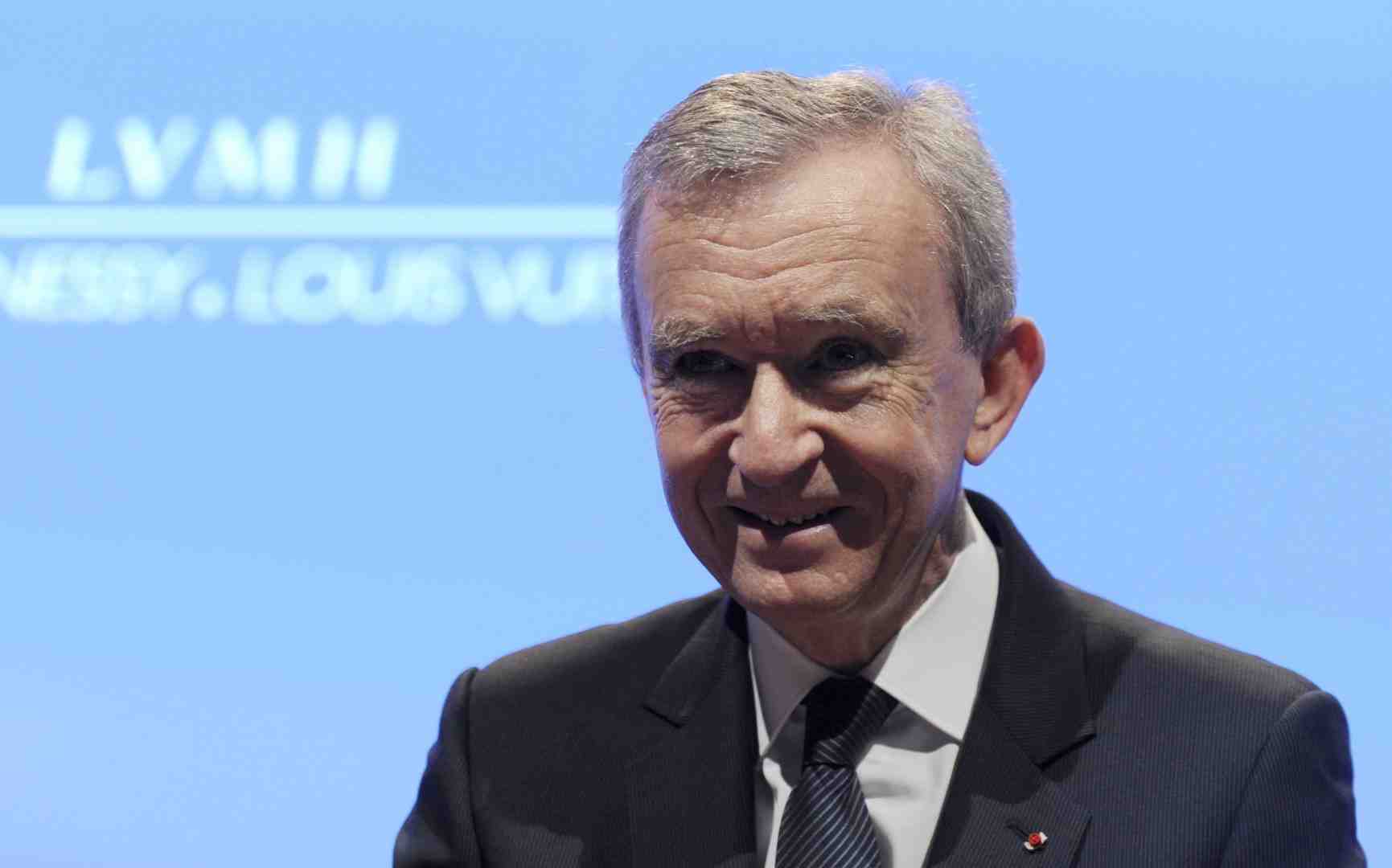 Bernard Arnault sur la troisième marche