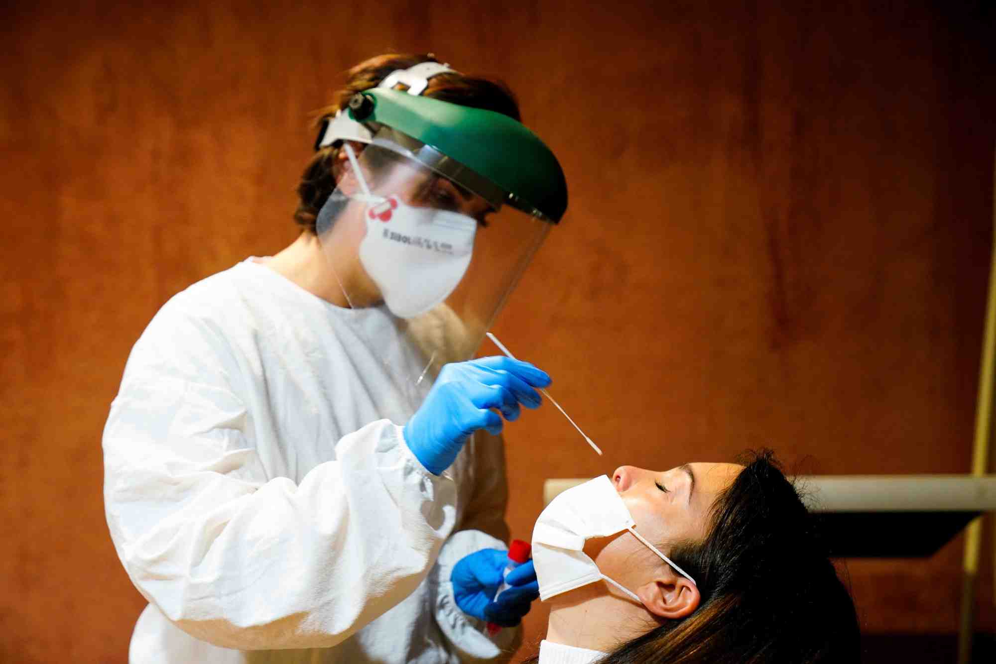 Coronavirus: la france va rendre les tests obligatoires pour les voyageurs de l'ue