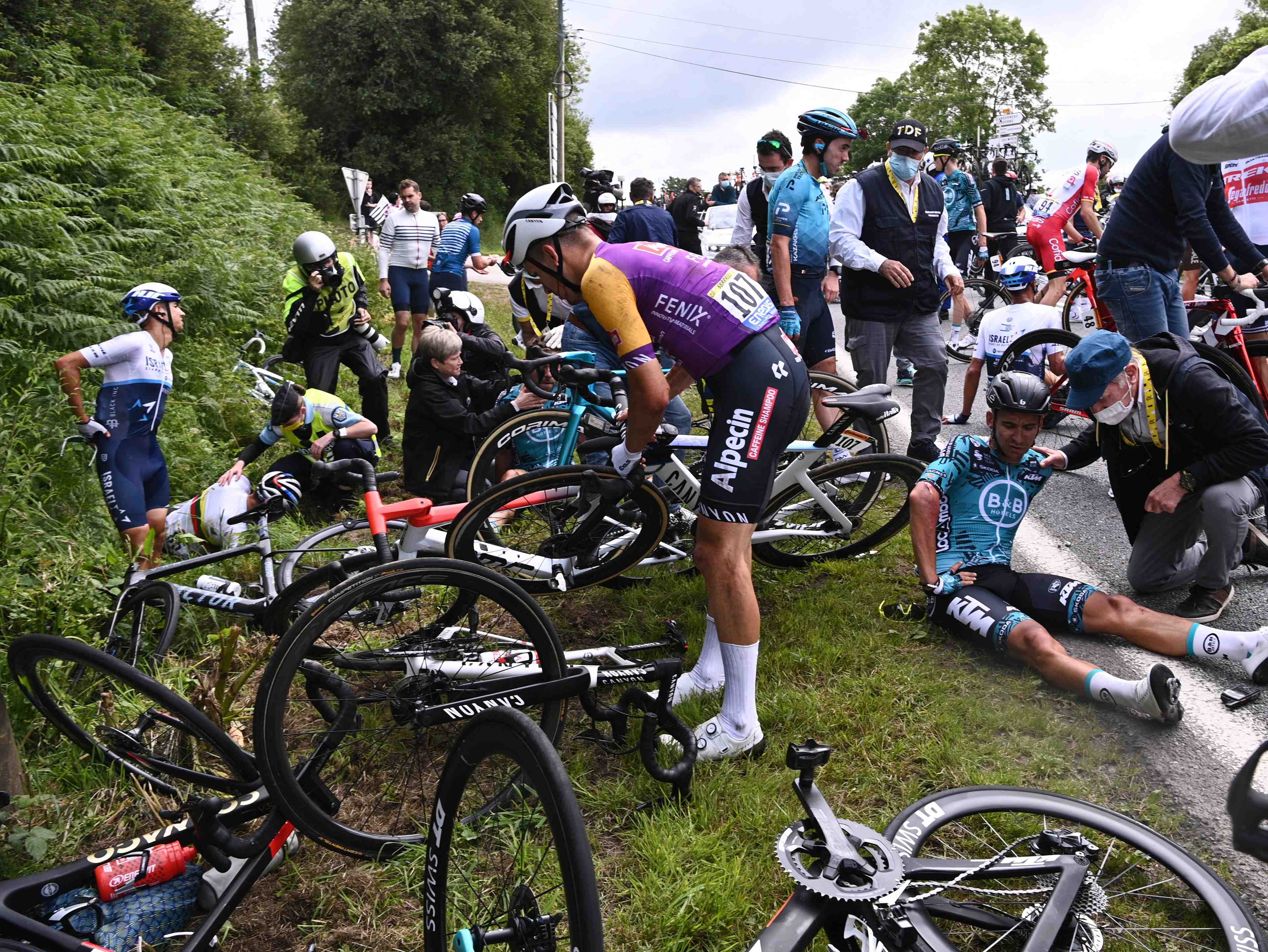 France: une spectatrice ayant provoque une chute dans le peloton du tour interpellee, rapporte rtl