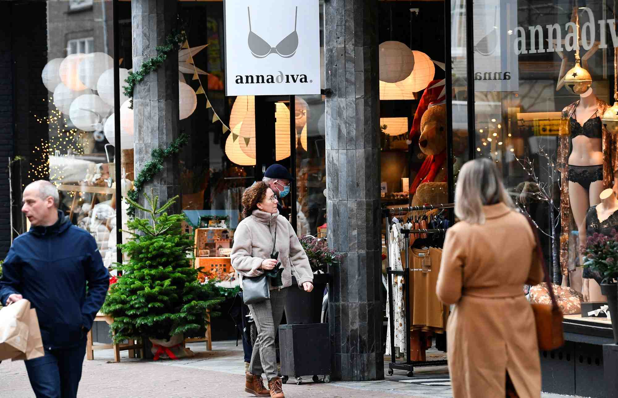 Les Néerlandais ont « surtout acheté moins de meubles et de vêtements », même s'ils ont dépensé davantage dans les secteurs de la culture et des loisirs, selon le CBS.