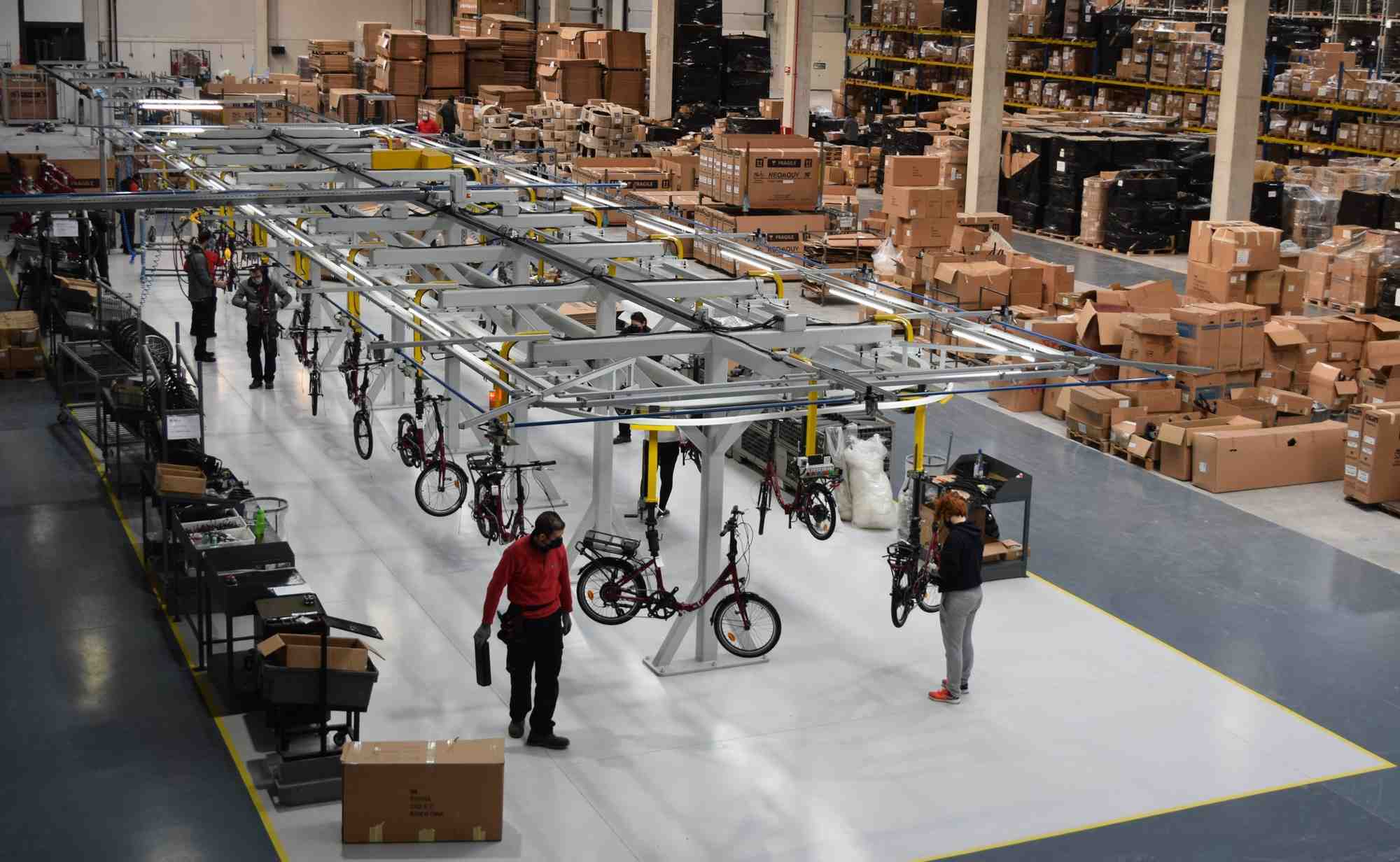 La nouvelle manufacture Unibike s’étend sur une superficie de 15 000m². Ses panneaux solaires fournissent près de 75% de l’énergie nécessaire à son fonctionnement. Les peintures utilisées sont sans solvant et permettent de bénéficier du label Eco-friendly. Elle dispose d'une capacité de production de 250 000 vélos par an,