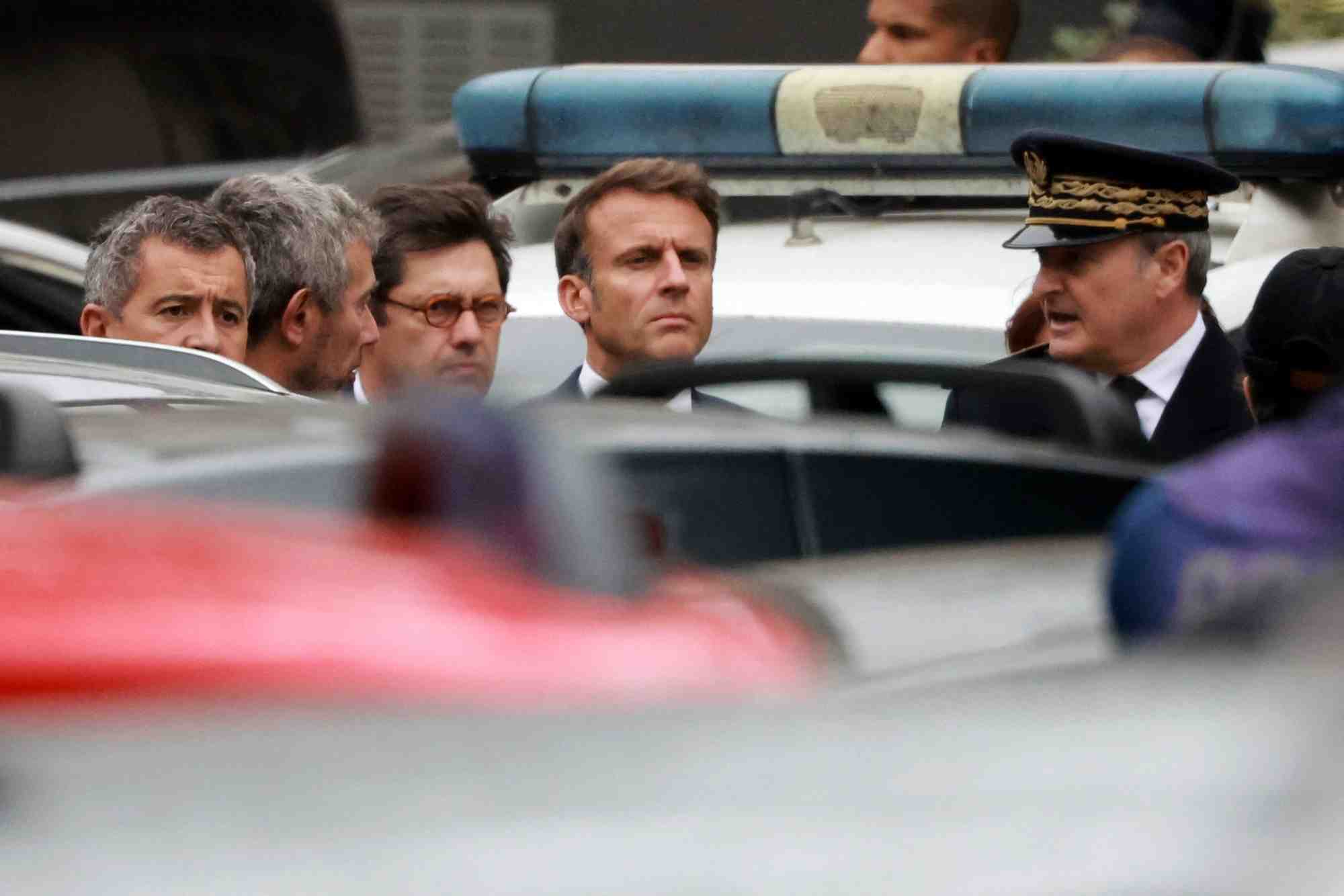 Emmanuel macron, gerald darmanin et des responsables arrivent au lycee gambetta-carnot d'arras ou un enseignant a ete tue dans une attaque au couteau
