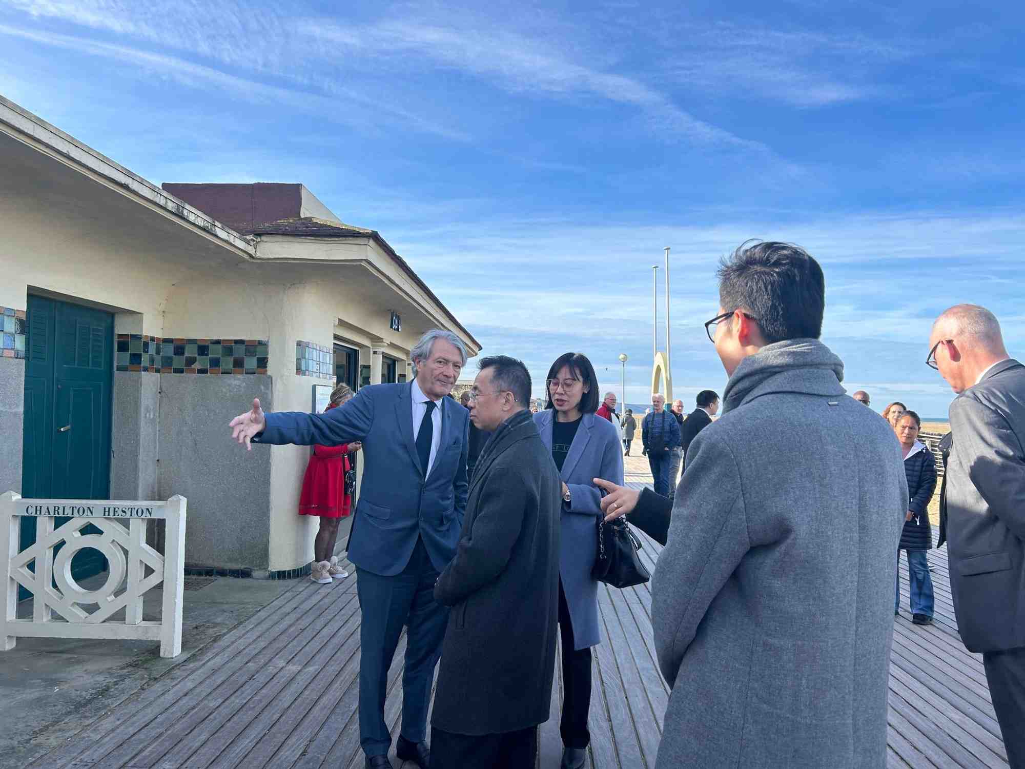 Le maire de Deauville a reçu, en février dernier, Lu Shaye, ambassadeur de Chine en France, pour lui vanter les mérites de sa ville.