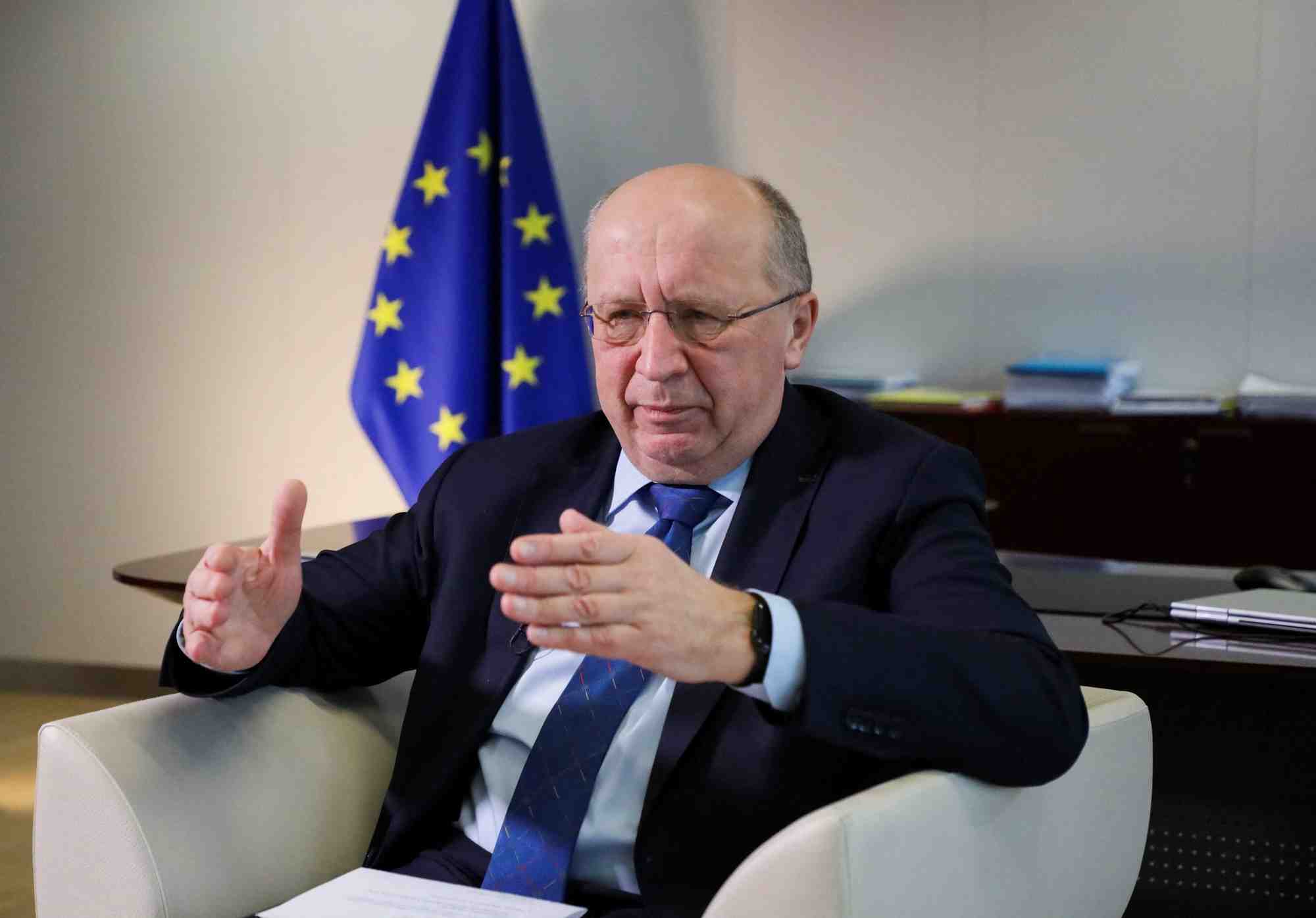 « Inutile de dilapider l'argent du contribuable européen dans les projets concoctés par la bureaucratie bruxelloise qui n'apportent aucune valeur ajoutée à la défense de l'Europe » (Le groupe Mars).