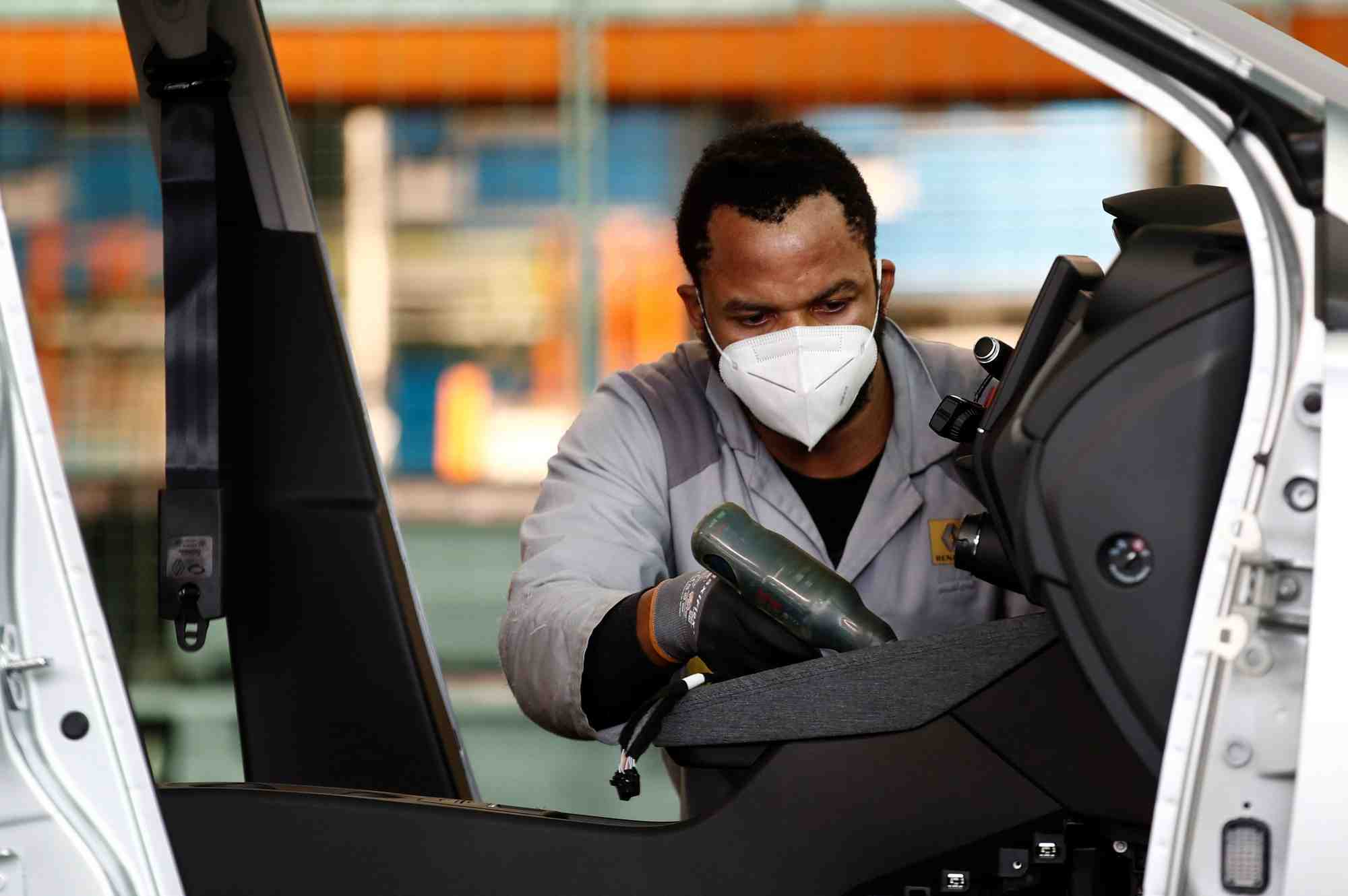 Une ligne de production dans l'usine Renault de Flins le 6 mai 2020 (photo d'illustration).