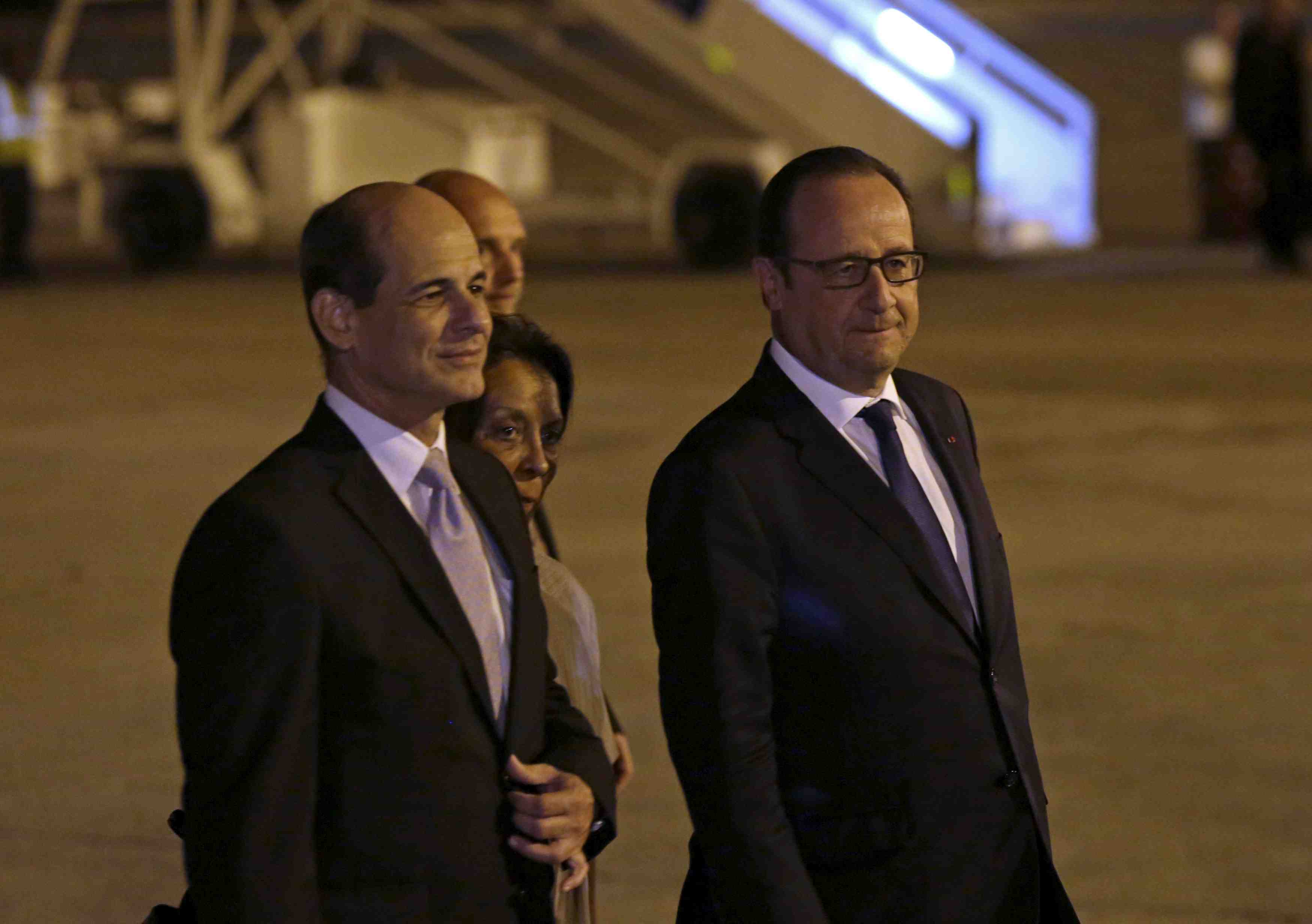 Francois hollande, premier chef d'etat occidental a cuba