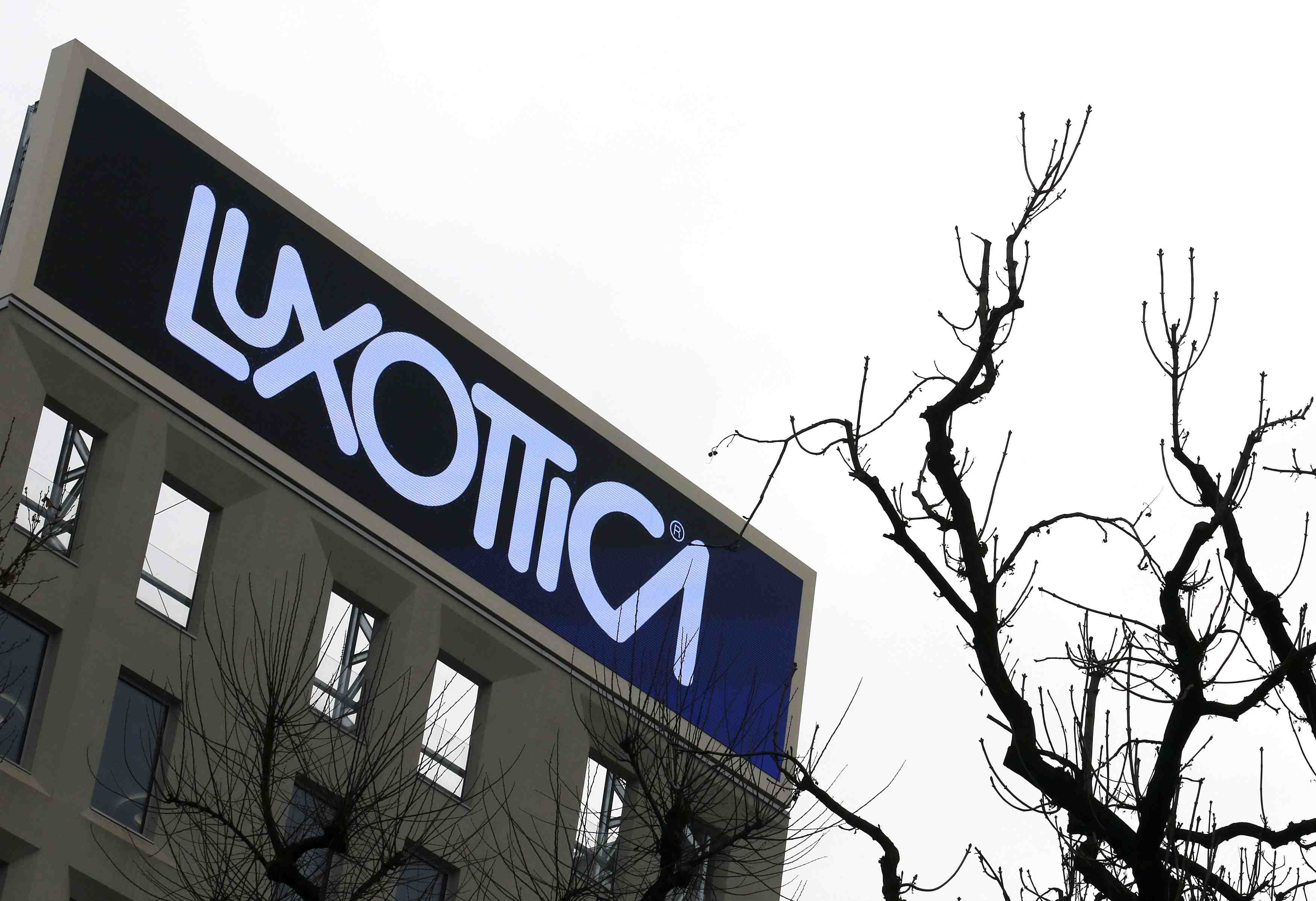 Luxottica s'attend a sceller sa fusion avec essilor au 1er semestre