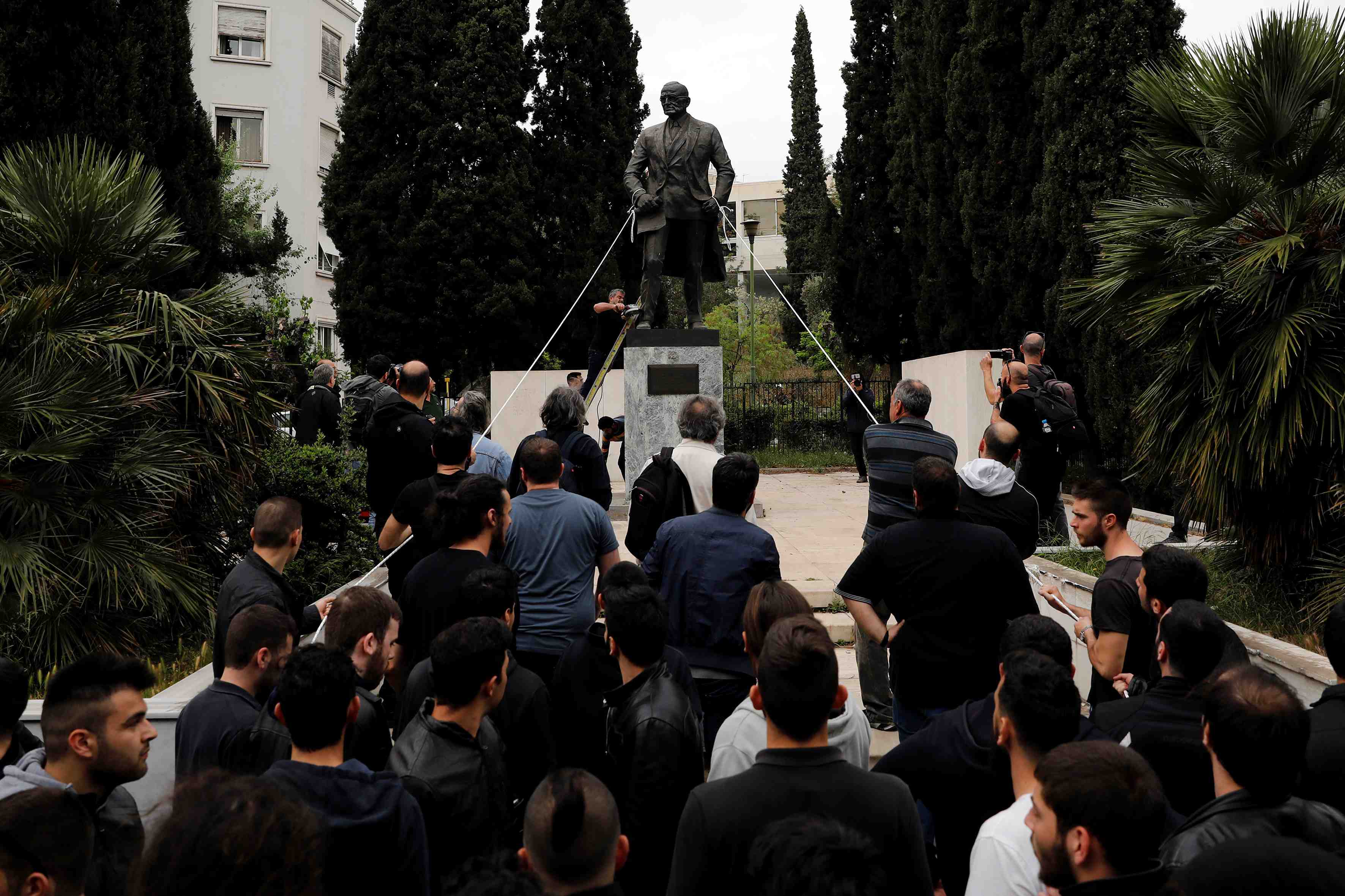 Des communistes grecs tentent d'abattre une statue de truman
