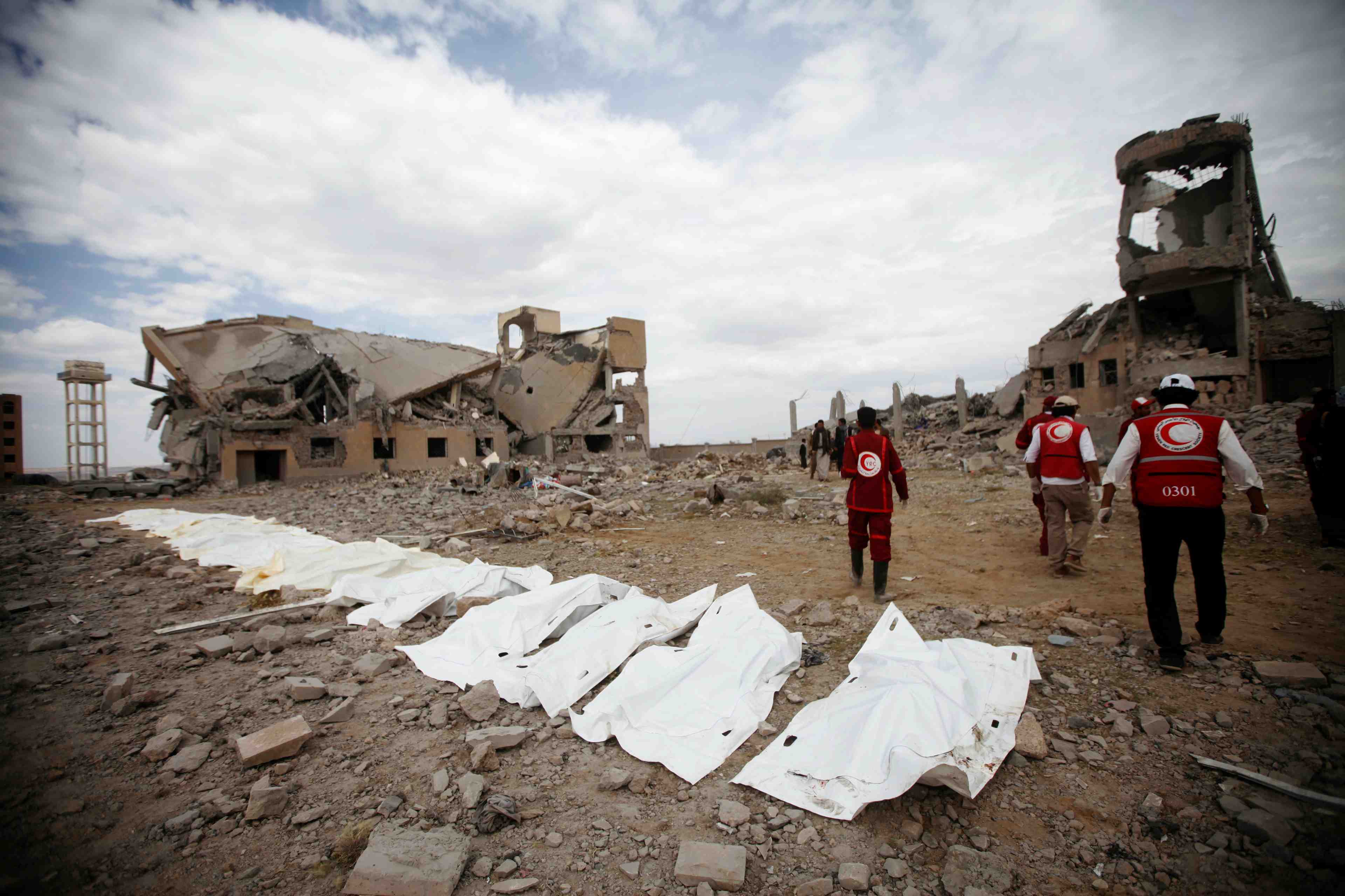 Une centaine de morts dans une frappe aerienne au yemen, declare le cicr